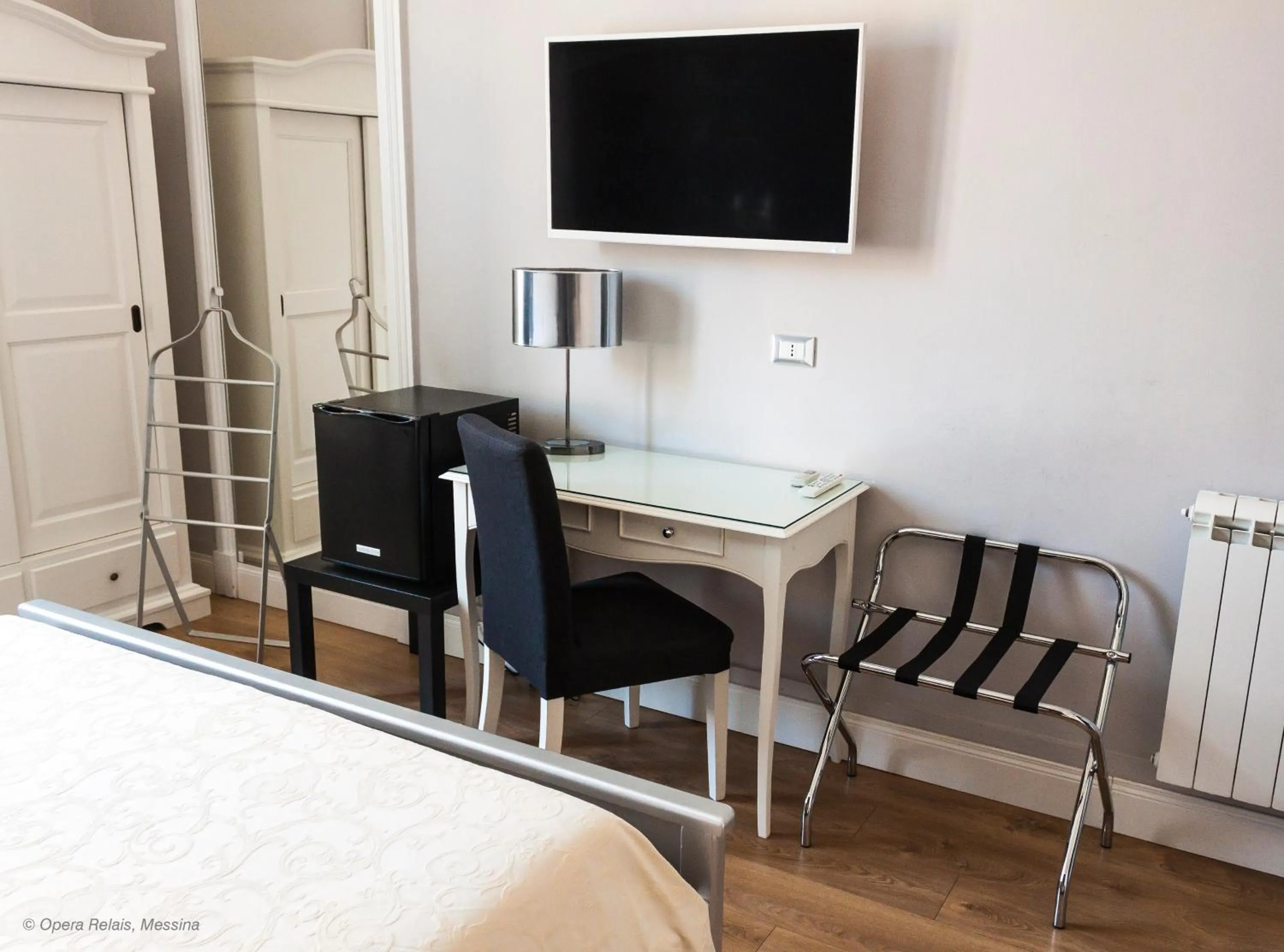 Photo of the whole room in Opera Relais