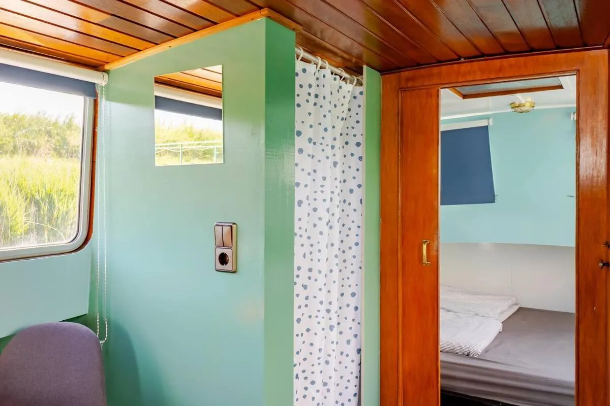 Shower, Bed in Floating B&B Amsterdam