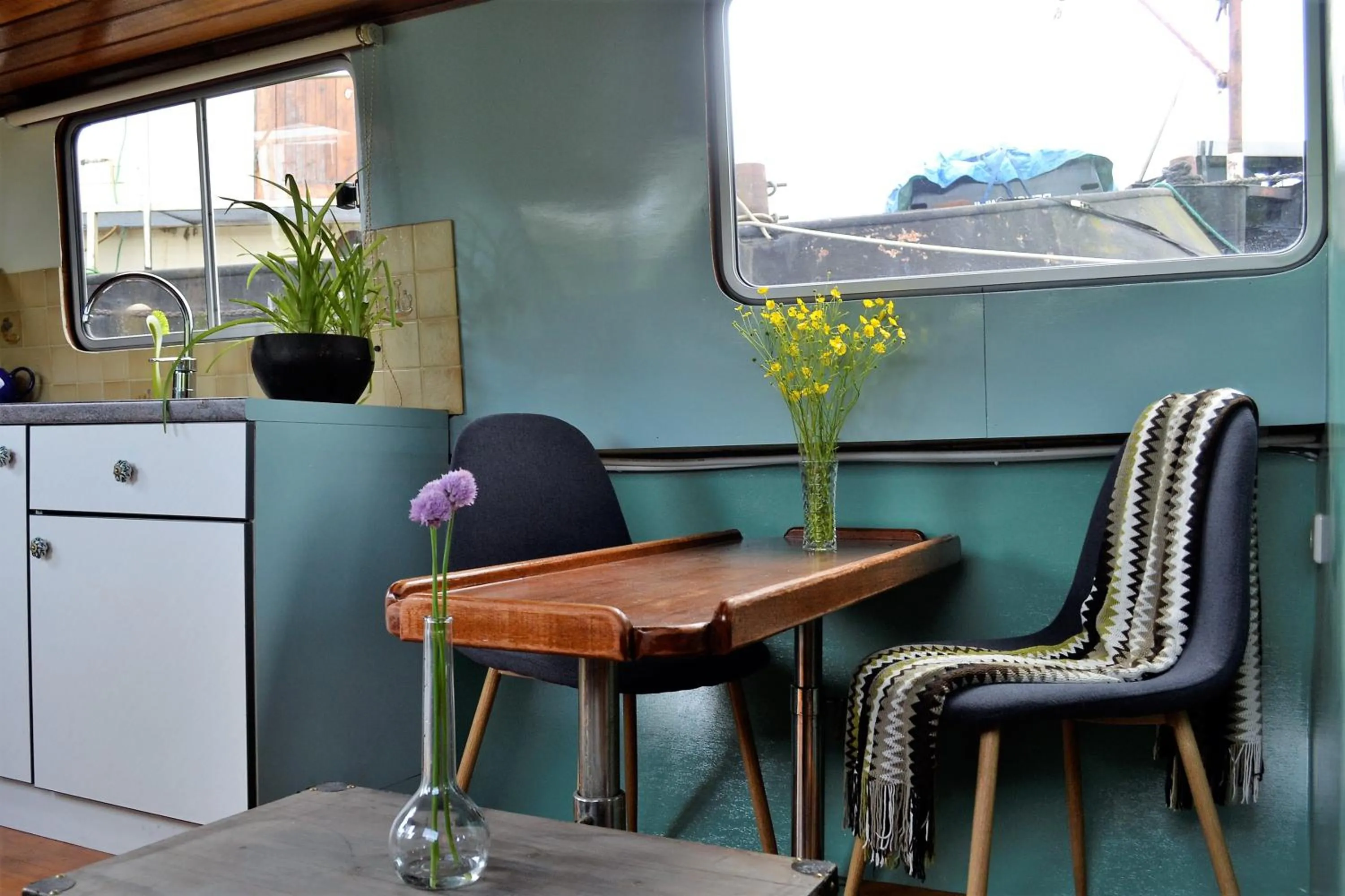 Dining area in Floating B&B Amsterdam