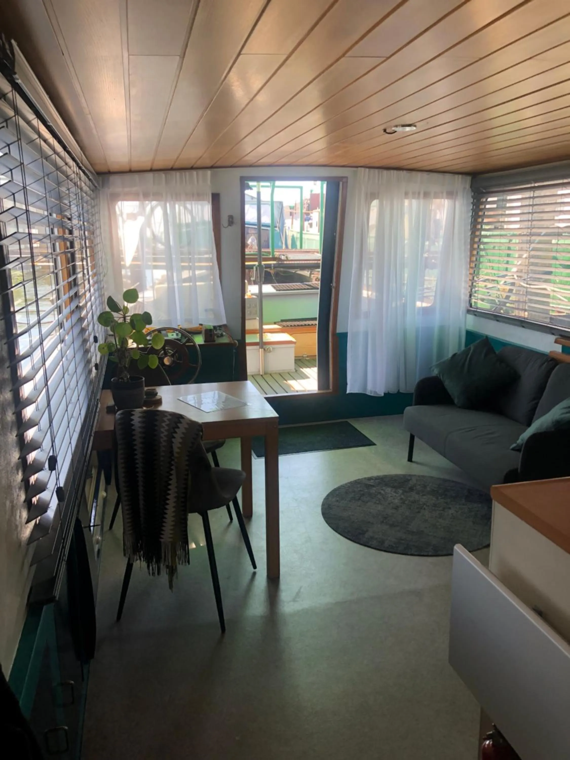 Dining area in Floating B&B Amsterdam