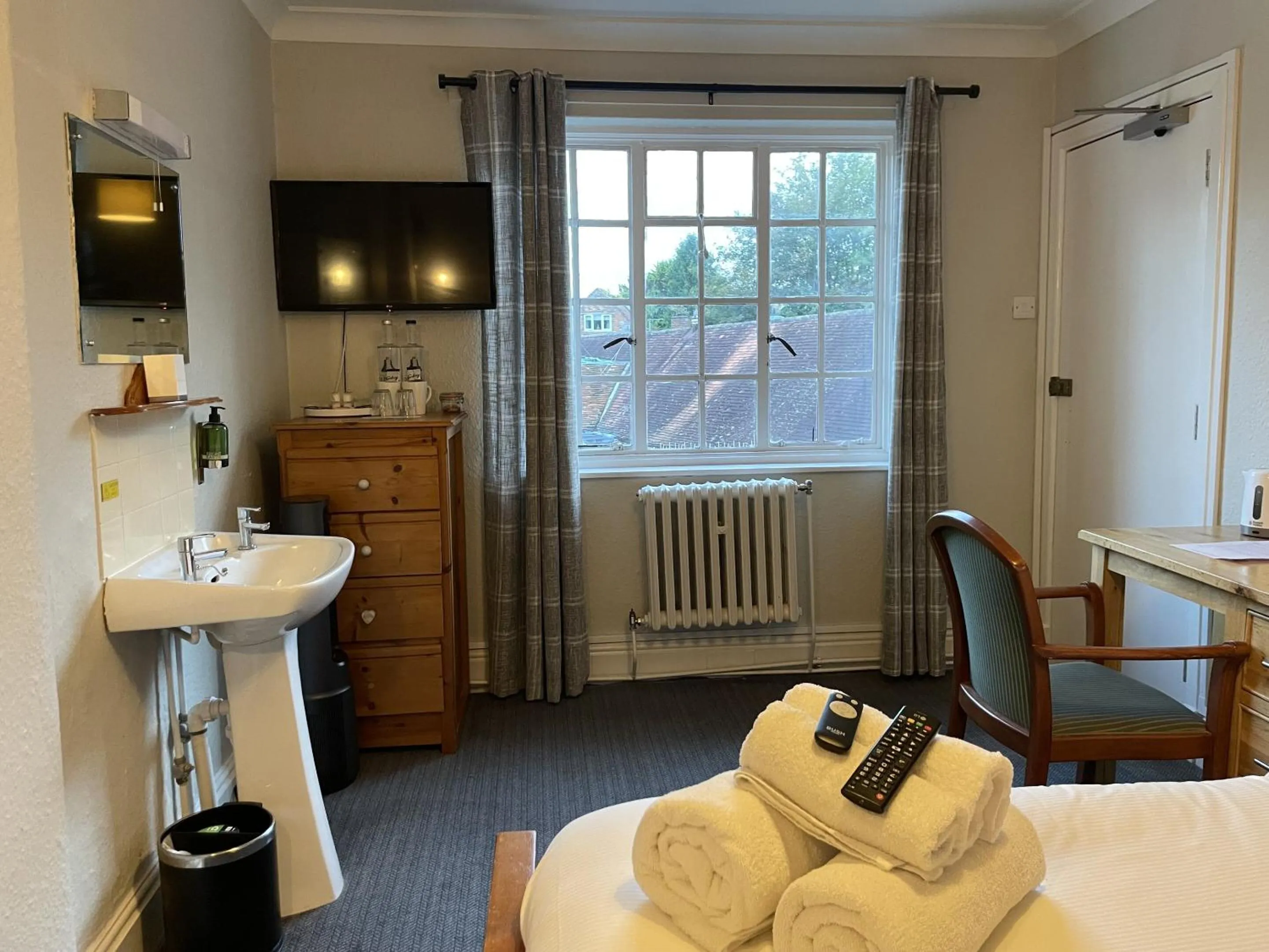 Bedroom, Bed in The Old Bell - Warminster