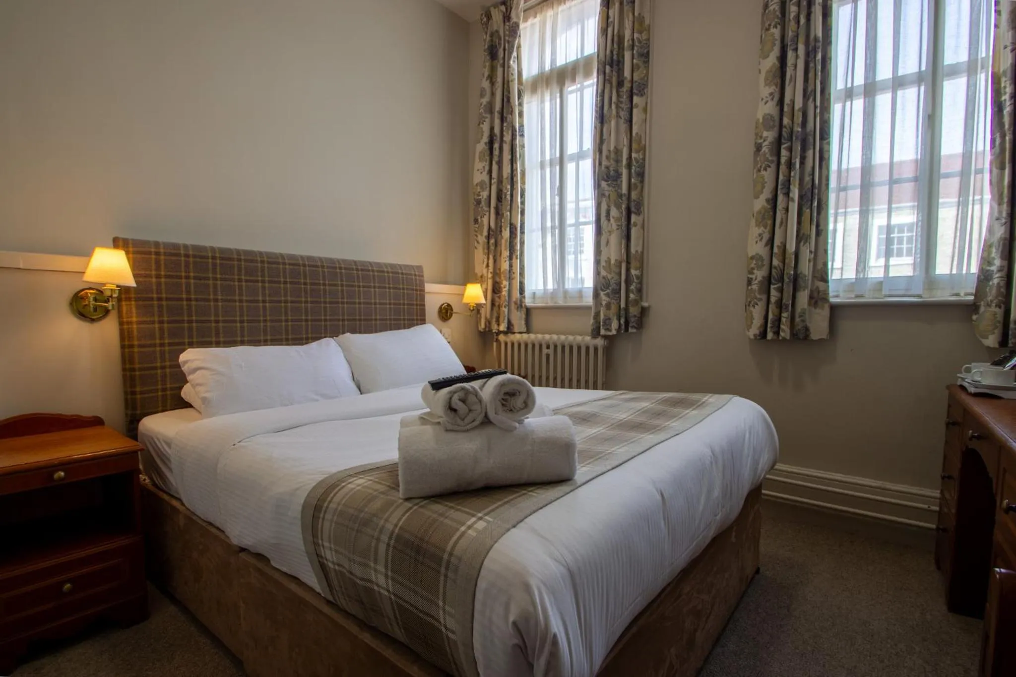 Bedroom, Bed in The Old Bell - Warminster