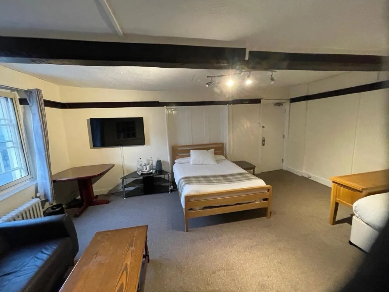 Bedroom, Bed in The Old Bell - Warminster