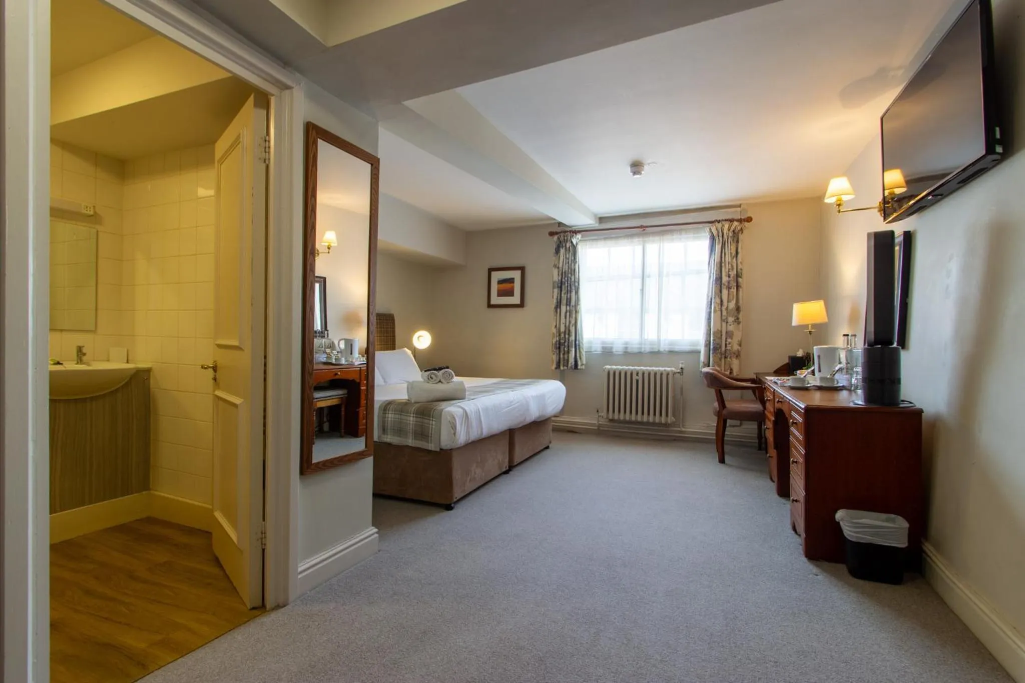 Bedroom, Bed in The Old Bell - Warminster