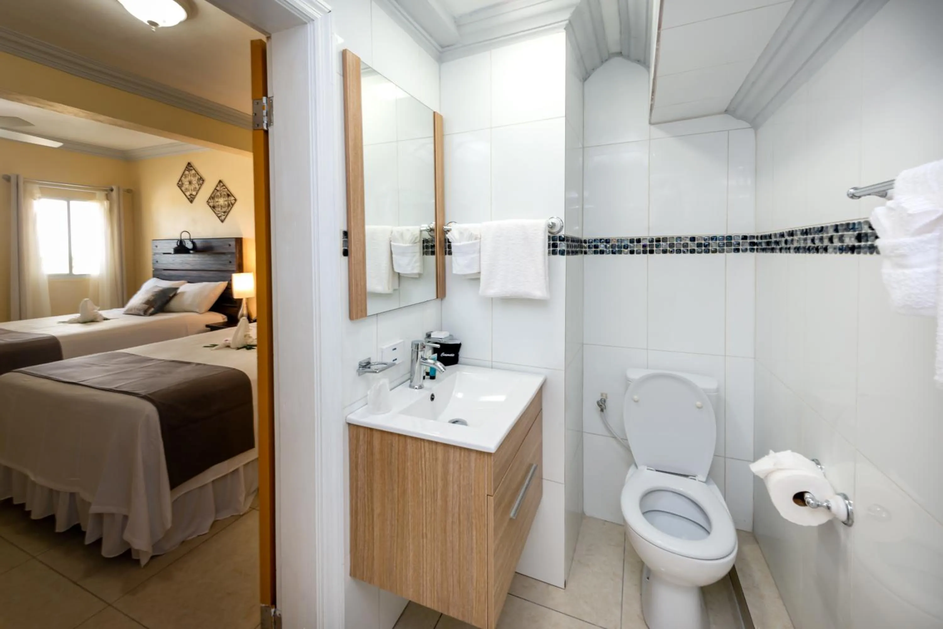 Bathroom, Bed in Baker's Suites