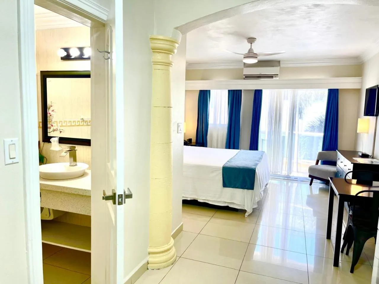 Bathroom, Bed in Baker's Suites