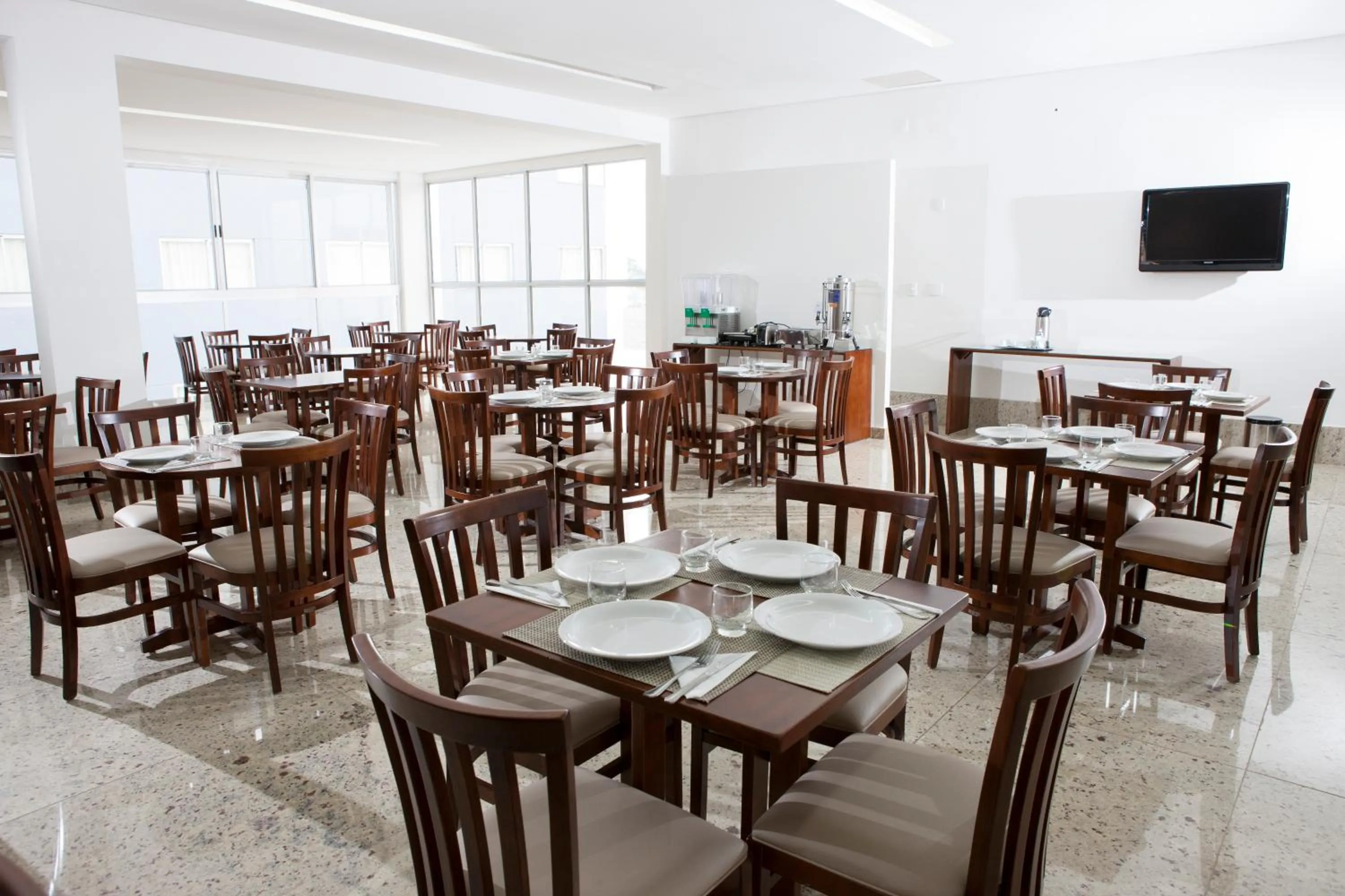 Restaurant/places to eat in Hotel Abba Uno