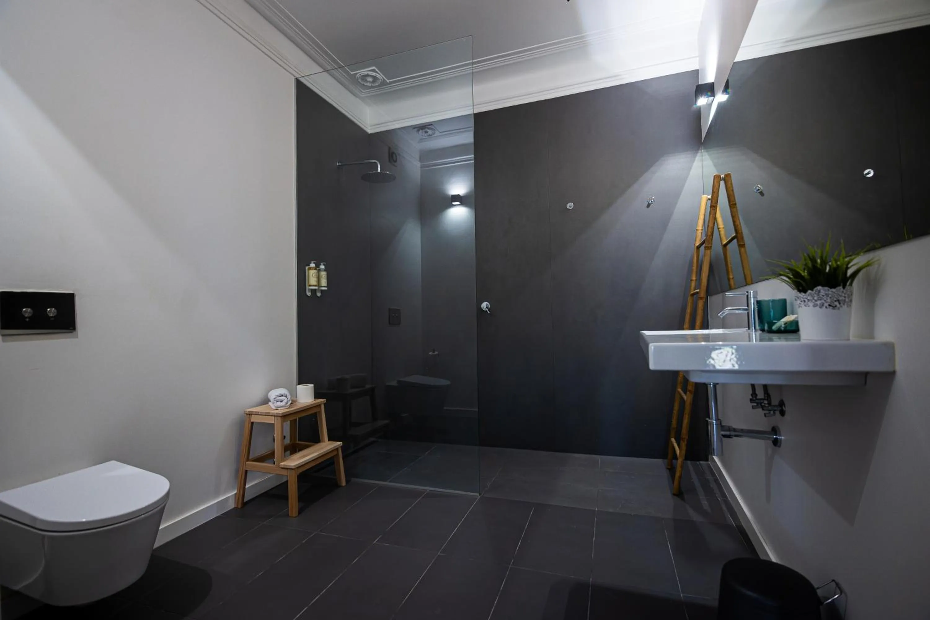Toilet in VAGO Alcântara Suites