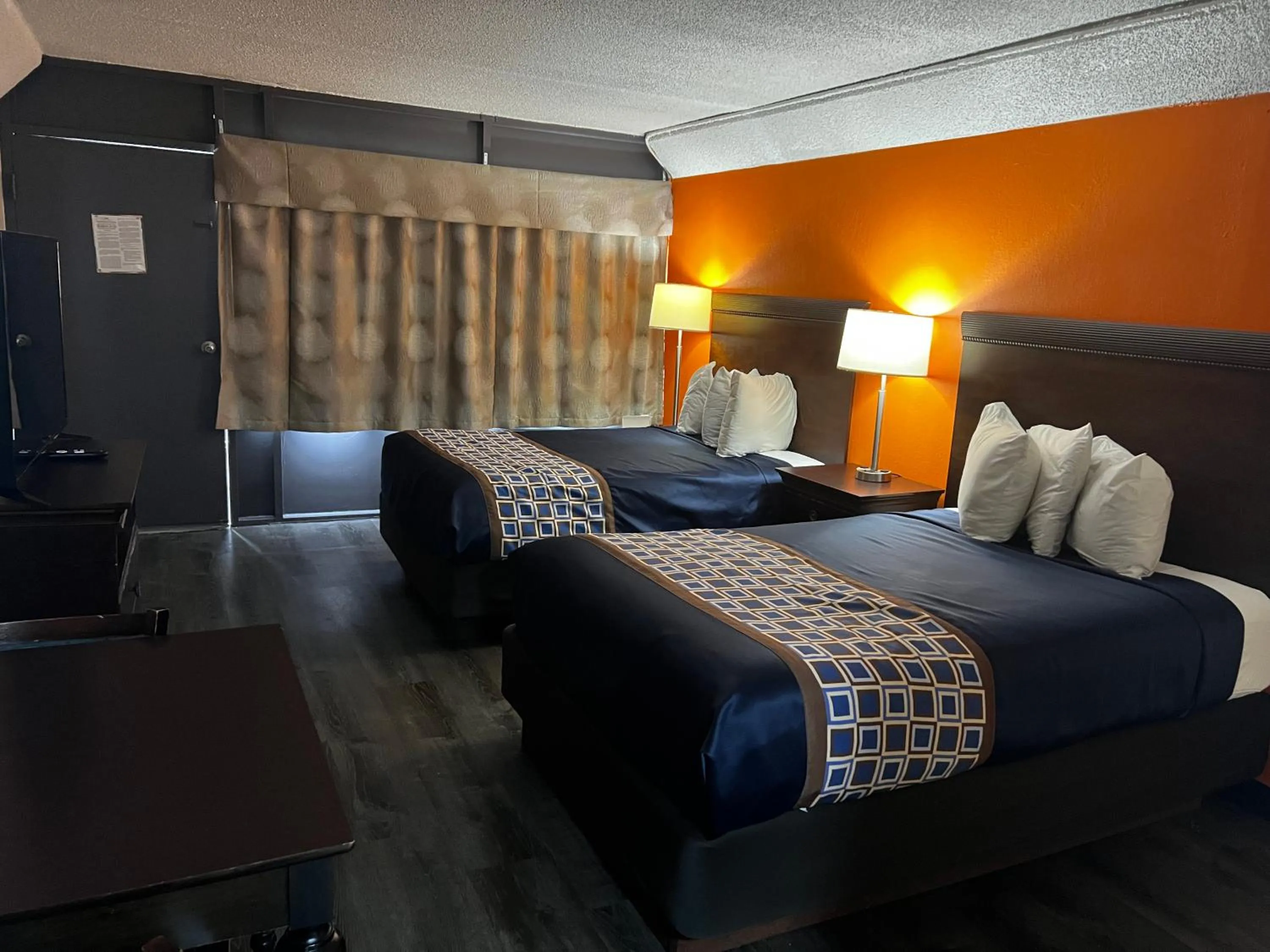 Bed in White Marlin Inn - Virginia Beach