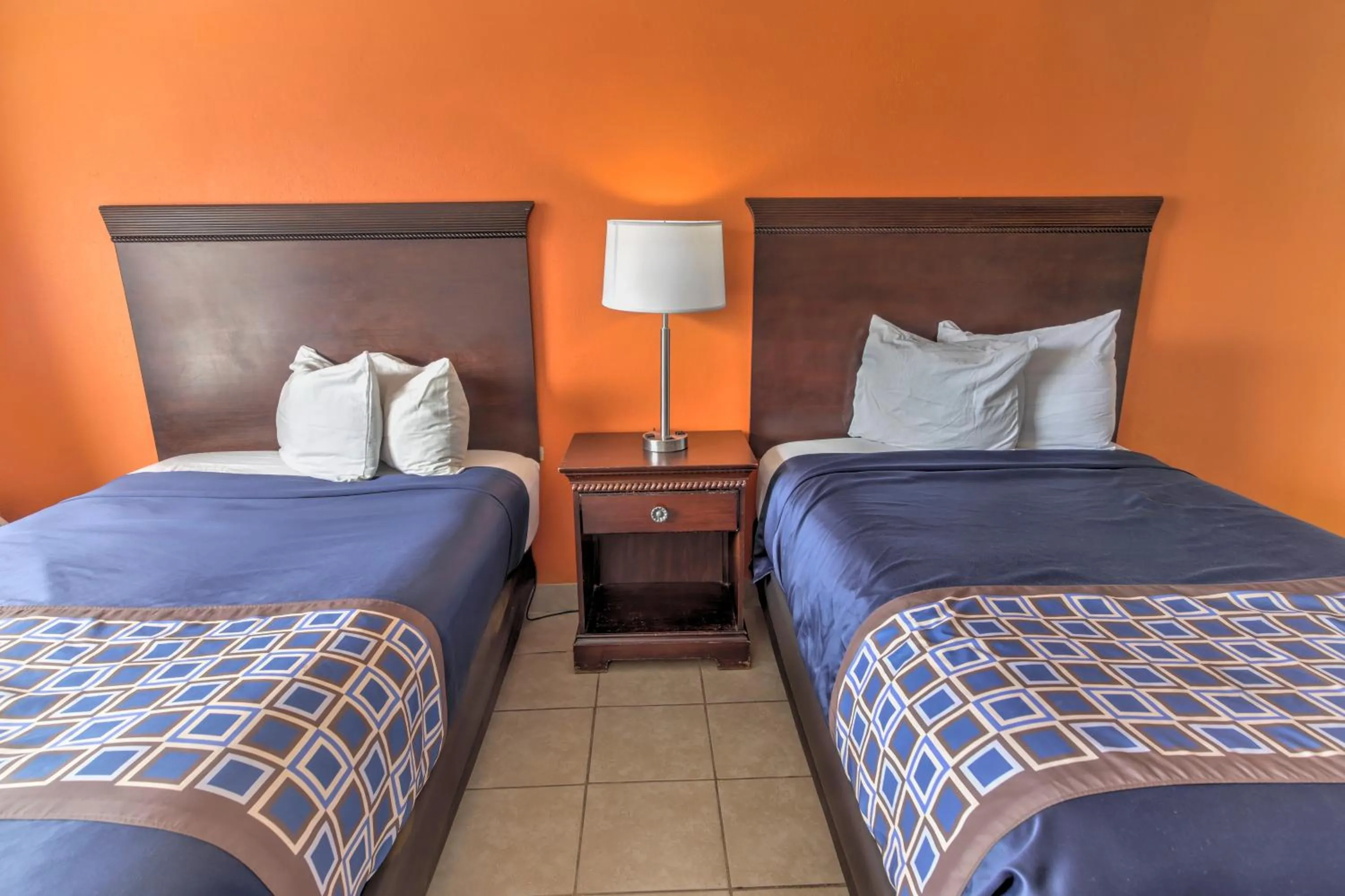 Photo of the whole room, Bed in White Marlin Inn - Virginia Beach