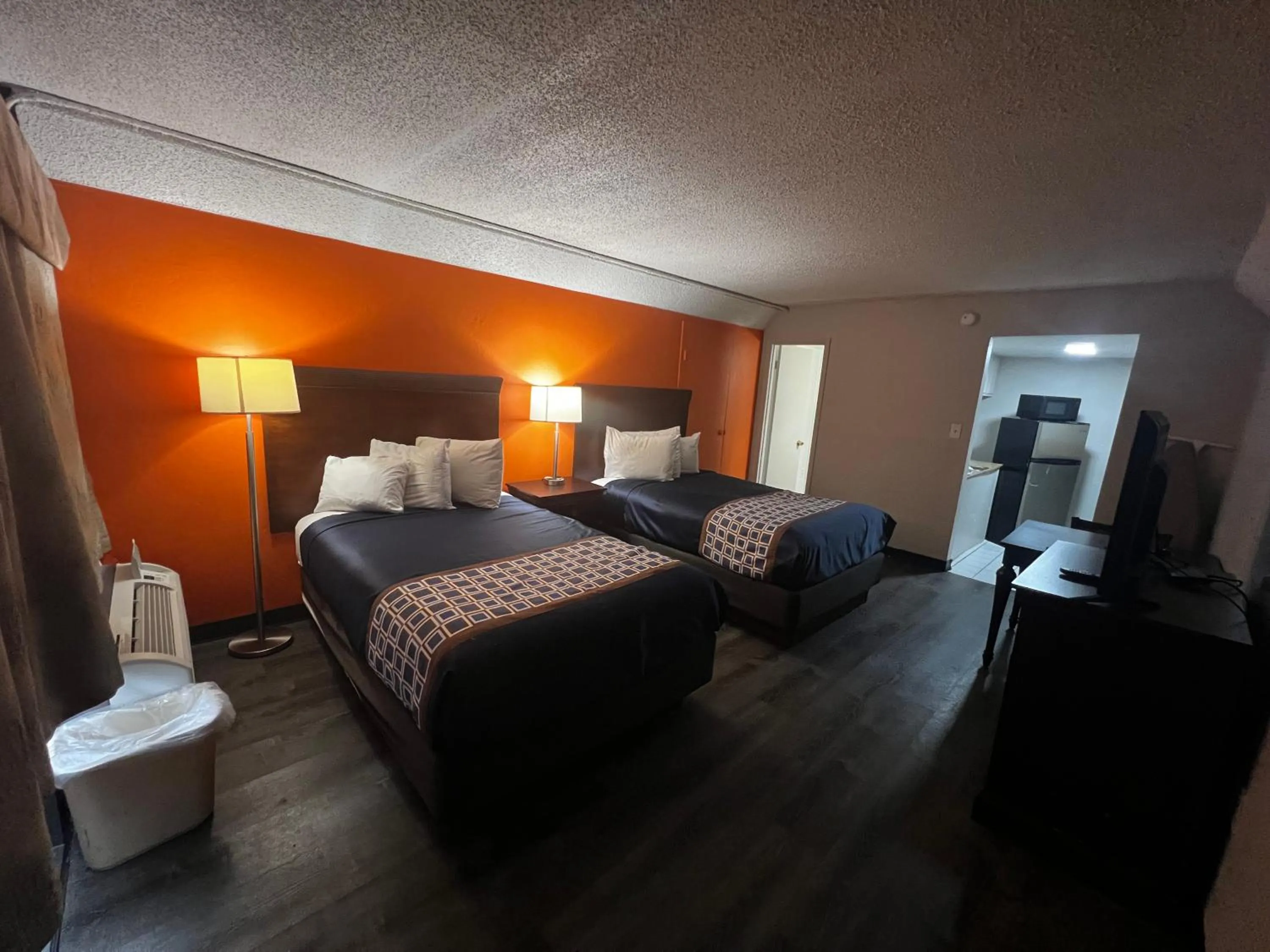 Bed in White Marlin Inn - Virginia Beach