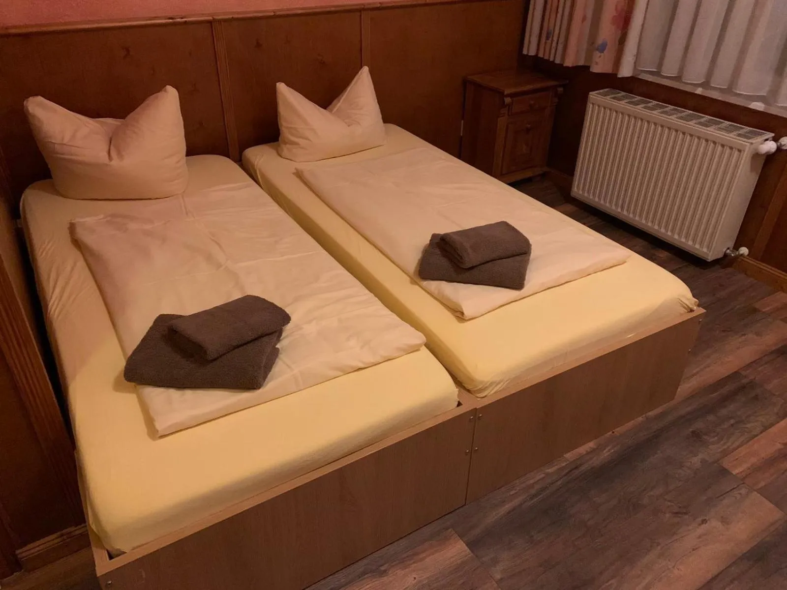 Bed in Pensionszimmer Unicat