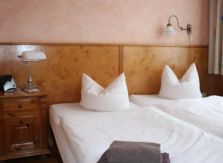 Triple Room with Bathroom in Pensionszimmer Unicat Triple Room with Bathroom in Pensionszimmer Unicat