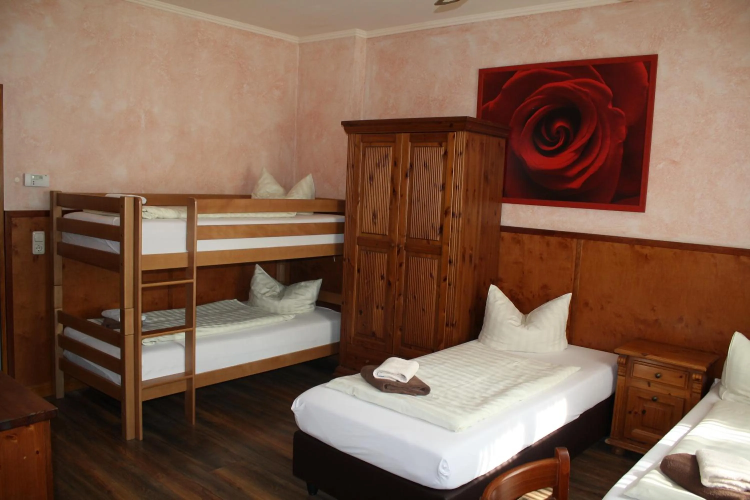 Bed in Pensionszimmer Unicat