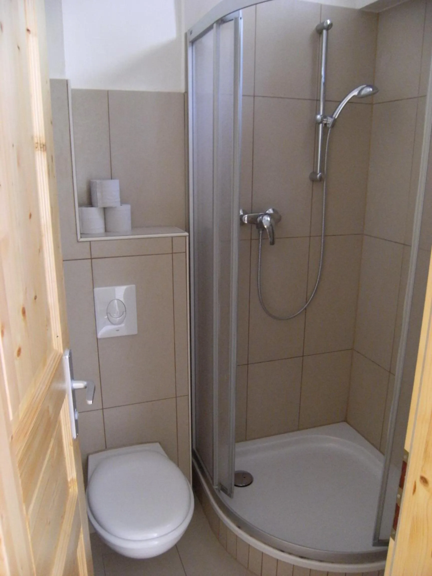 Shower in Pensionszimmer Unicat