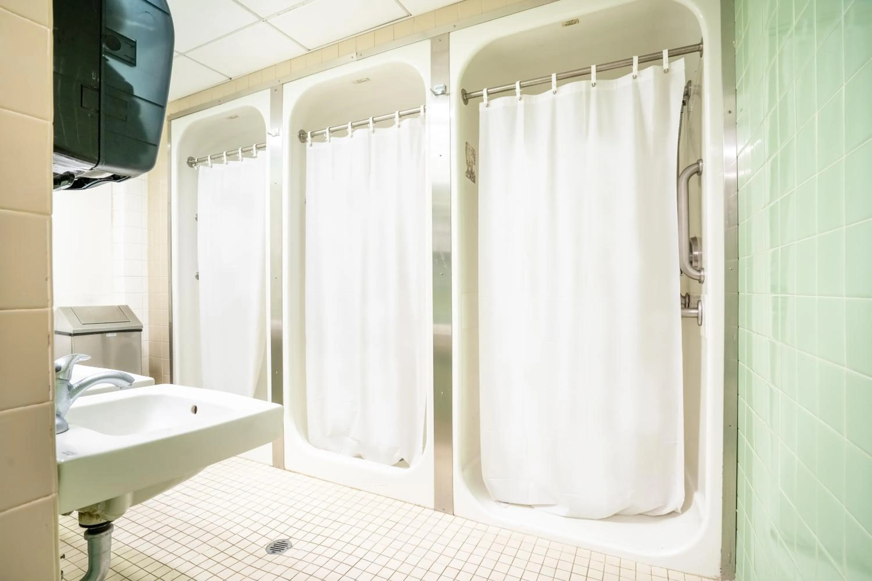 Bathroom, Bed in West Side YMCA