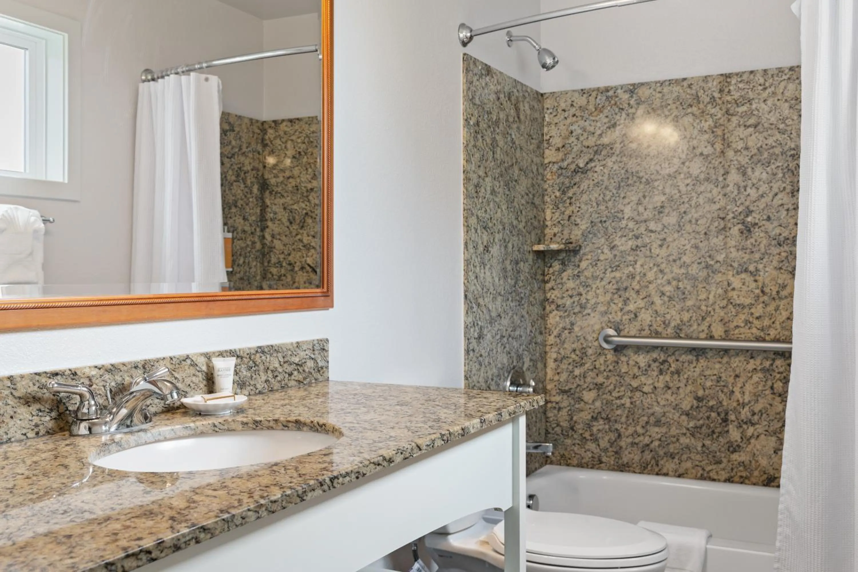 Shower in Tolovana Inn