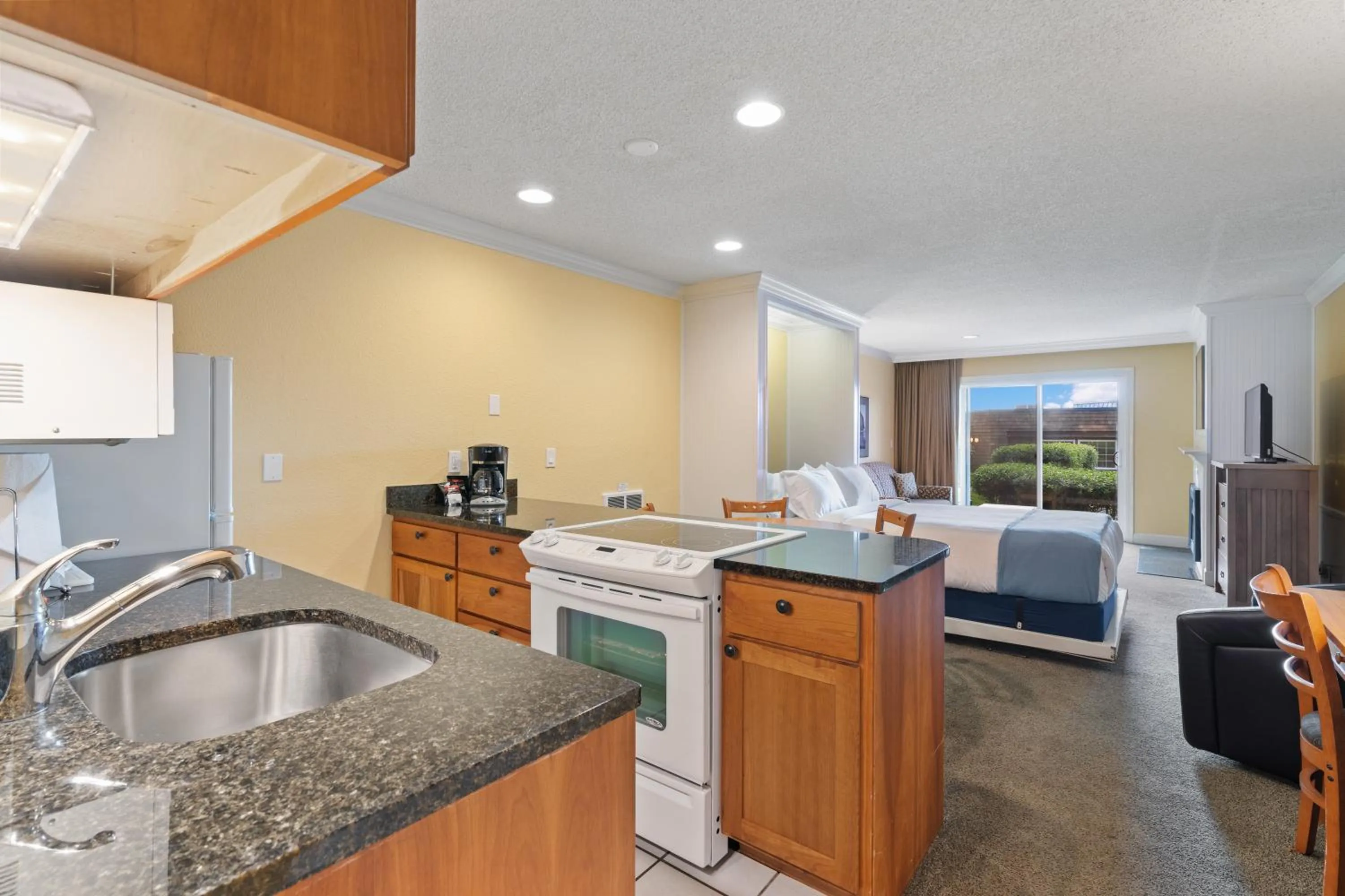 Kitchen or kitchenette in Tolovana Inn