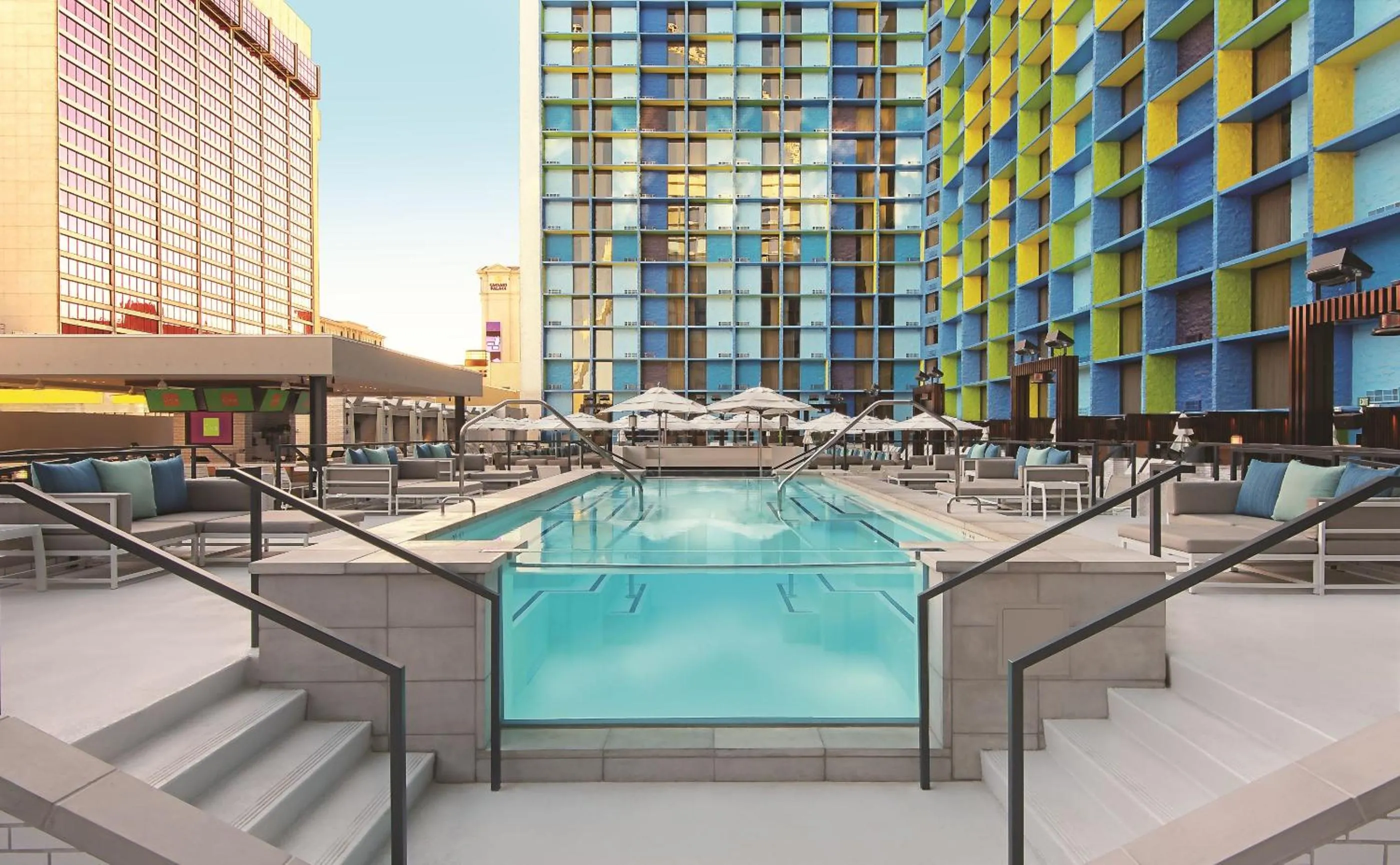 Swimming pool in The LINQ Hotel & Casino, A Caesars Destination