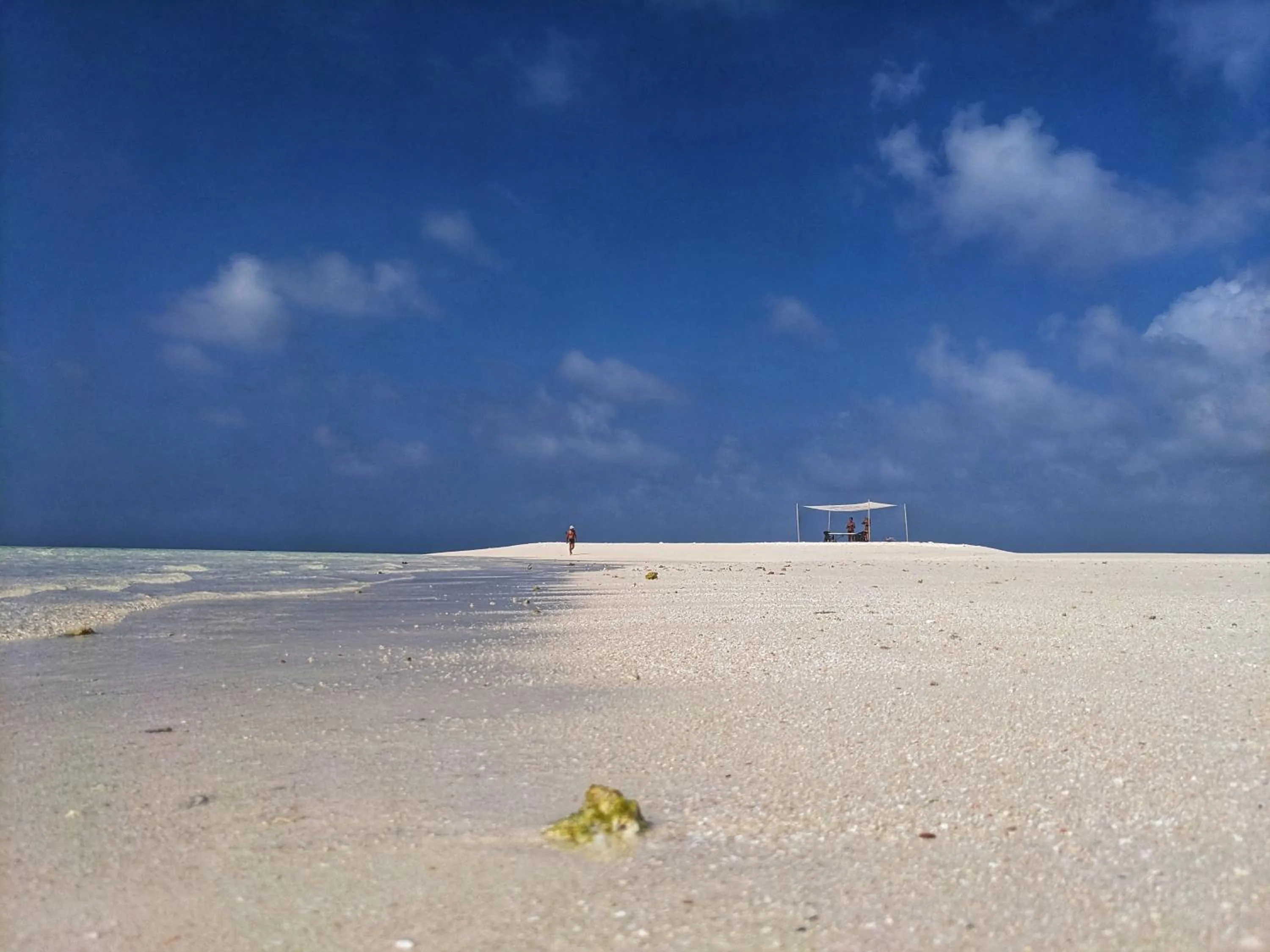 Beach in Sunny Breeze View