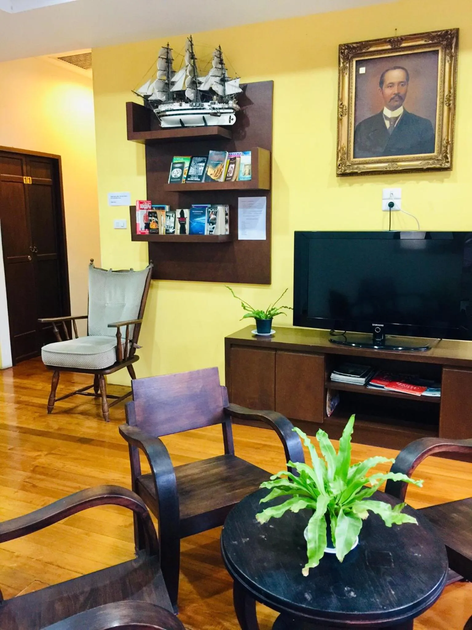 Communal lounge/ TV room in Phuket Sunny Hostel