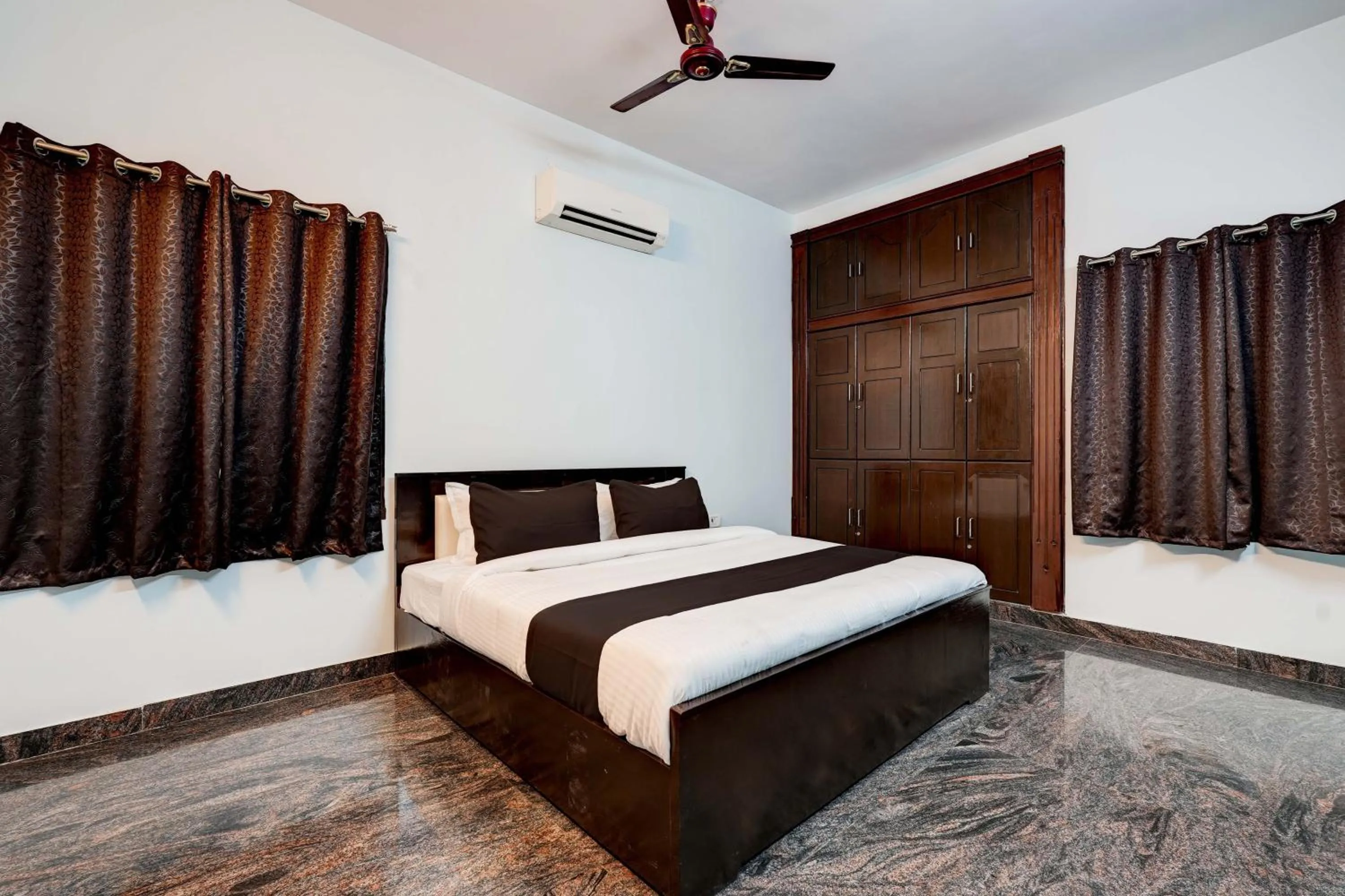 Facade/entrance, Bed in Super Hotel O VSV Guest House