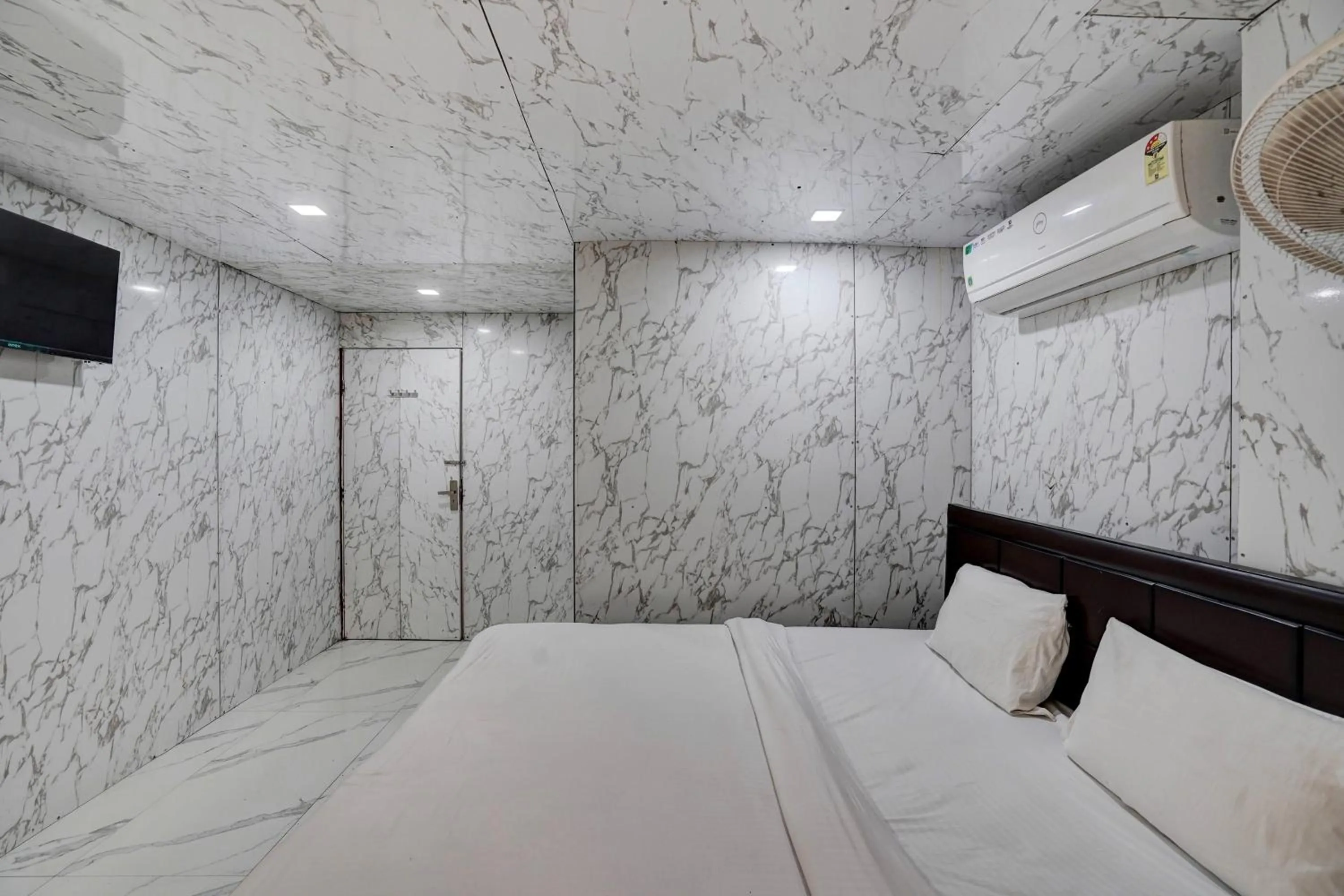 Bedroom, Bed in Hotel O POP A Happy Hours Plaza