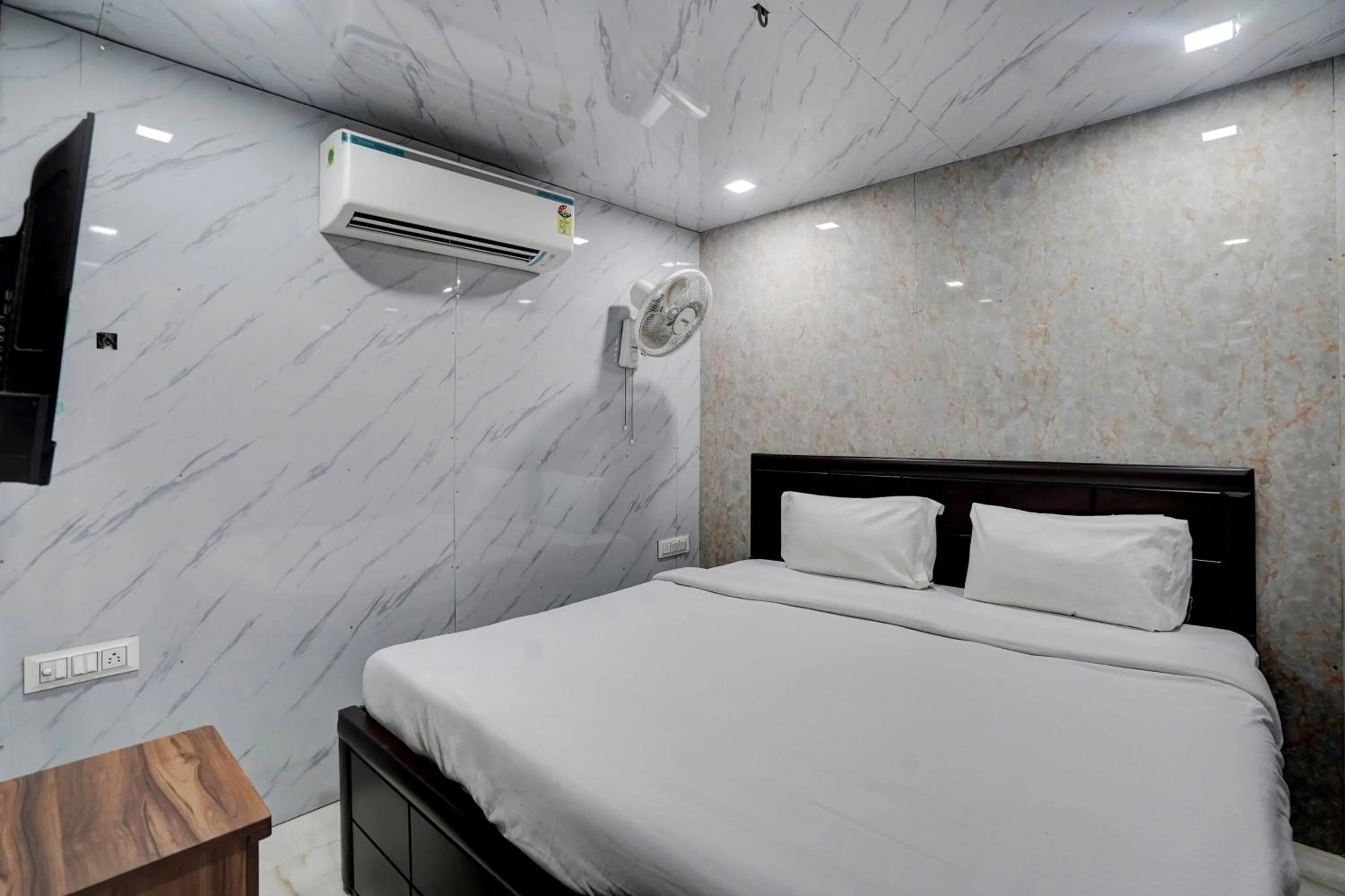 Bedroom, Bed in Hotel O POP A Happy Hours Plaza