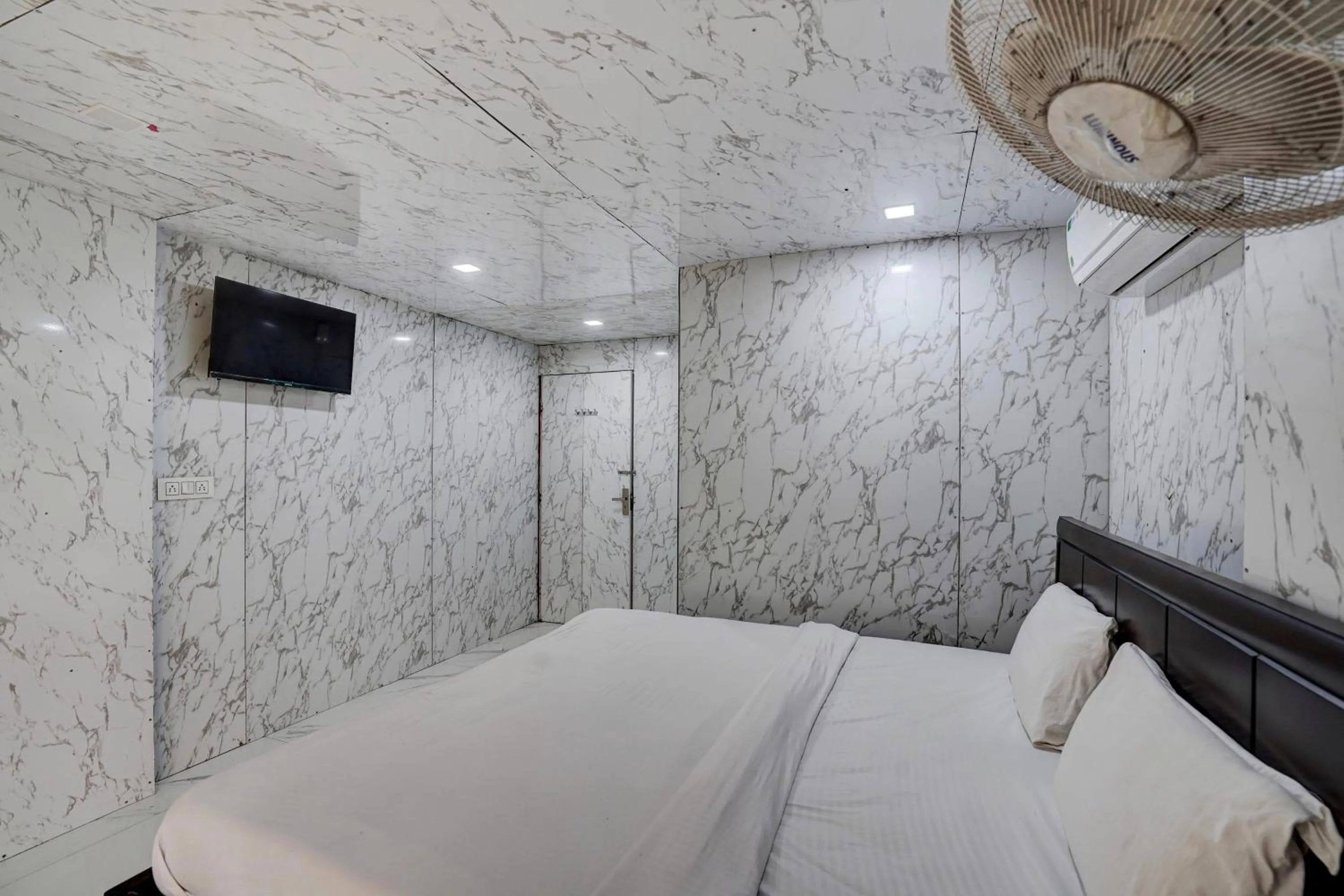 Bedroom, Bed in Hotel O POP A Happy Hours Plaza