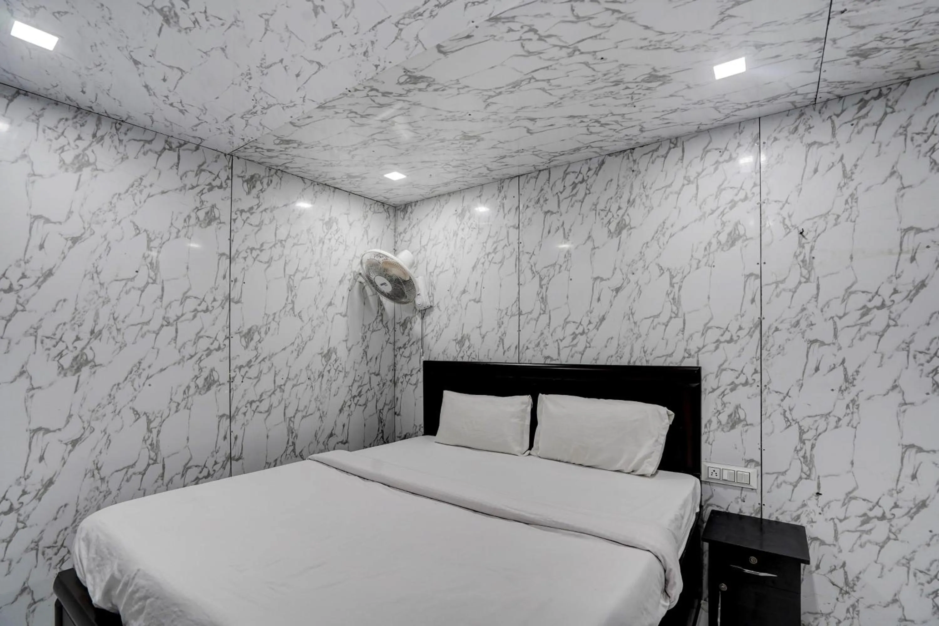 Bedroom, Bed in Hotel O POP A Happy Hours Plaza