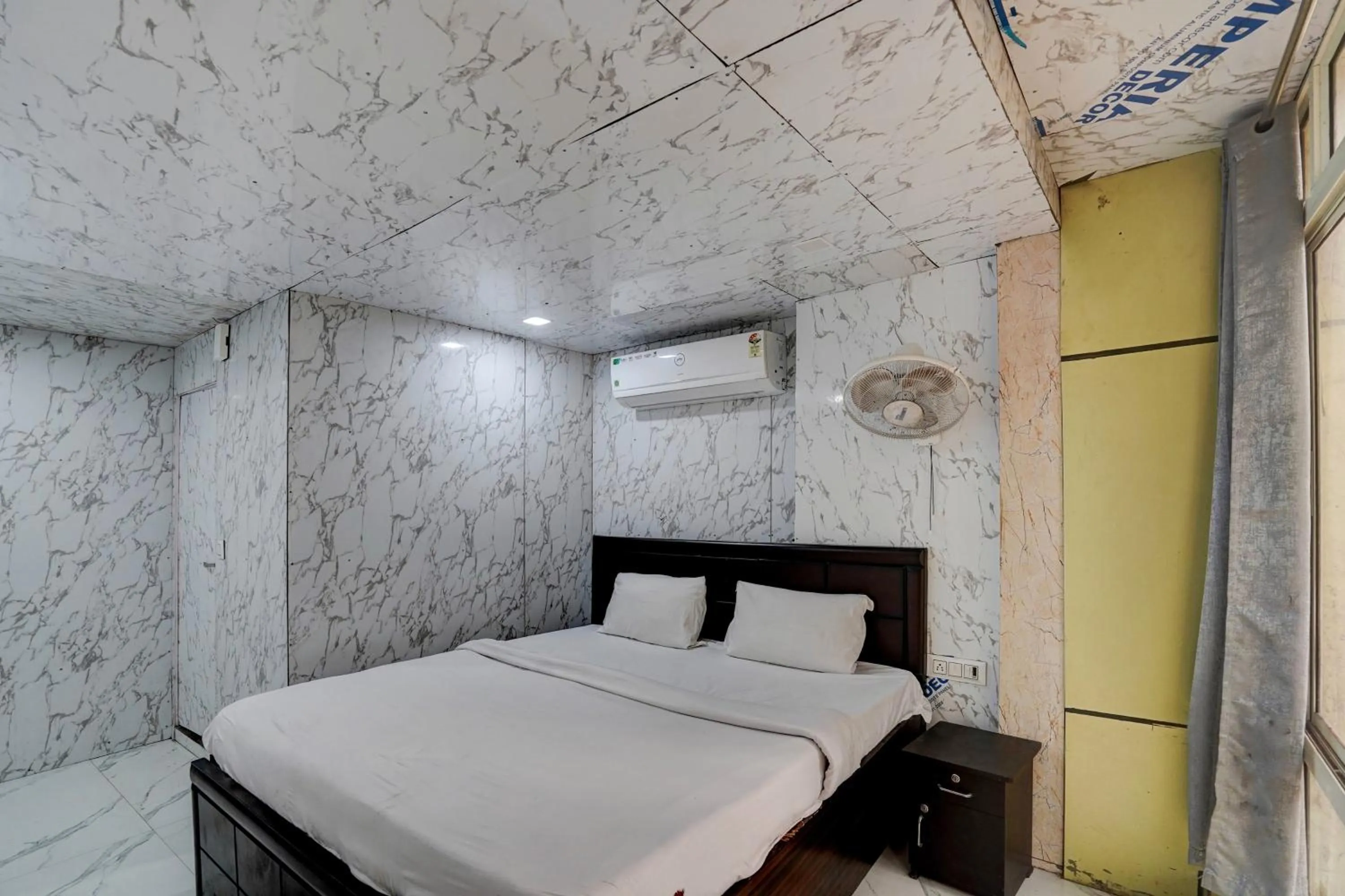 Bedroom, Bed in Hotel O POP A Happy Hours Plaza