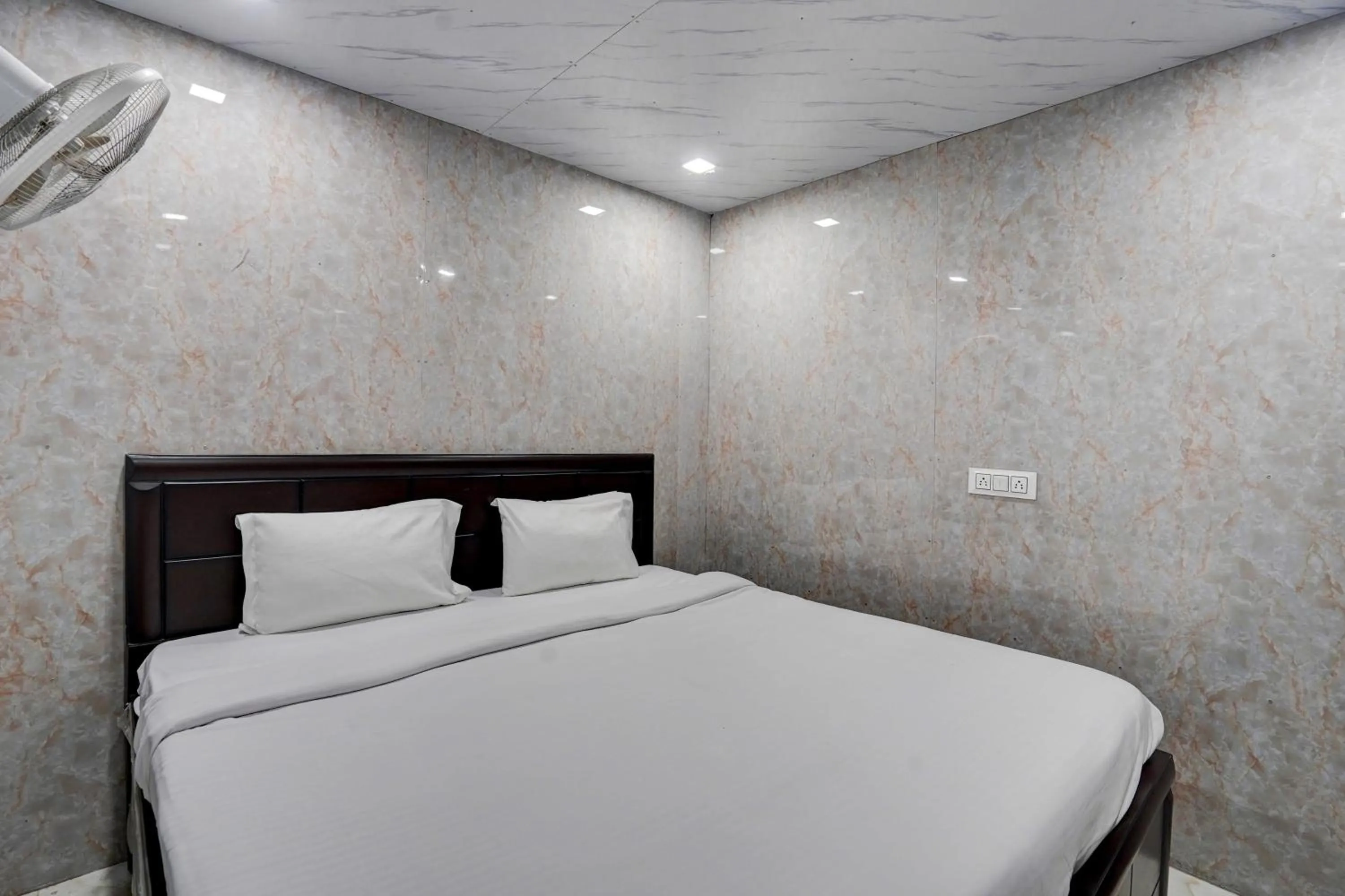 Bedroom, Bed in Hotel O POP A Happy Hours Plaza