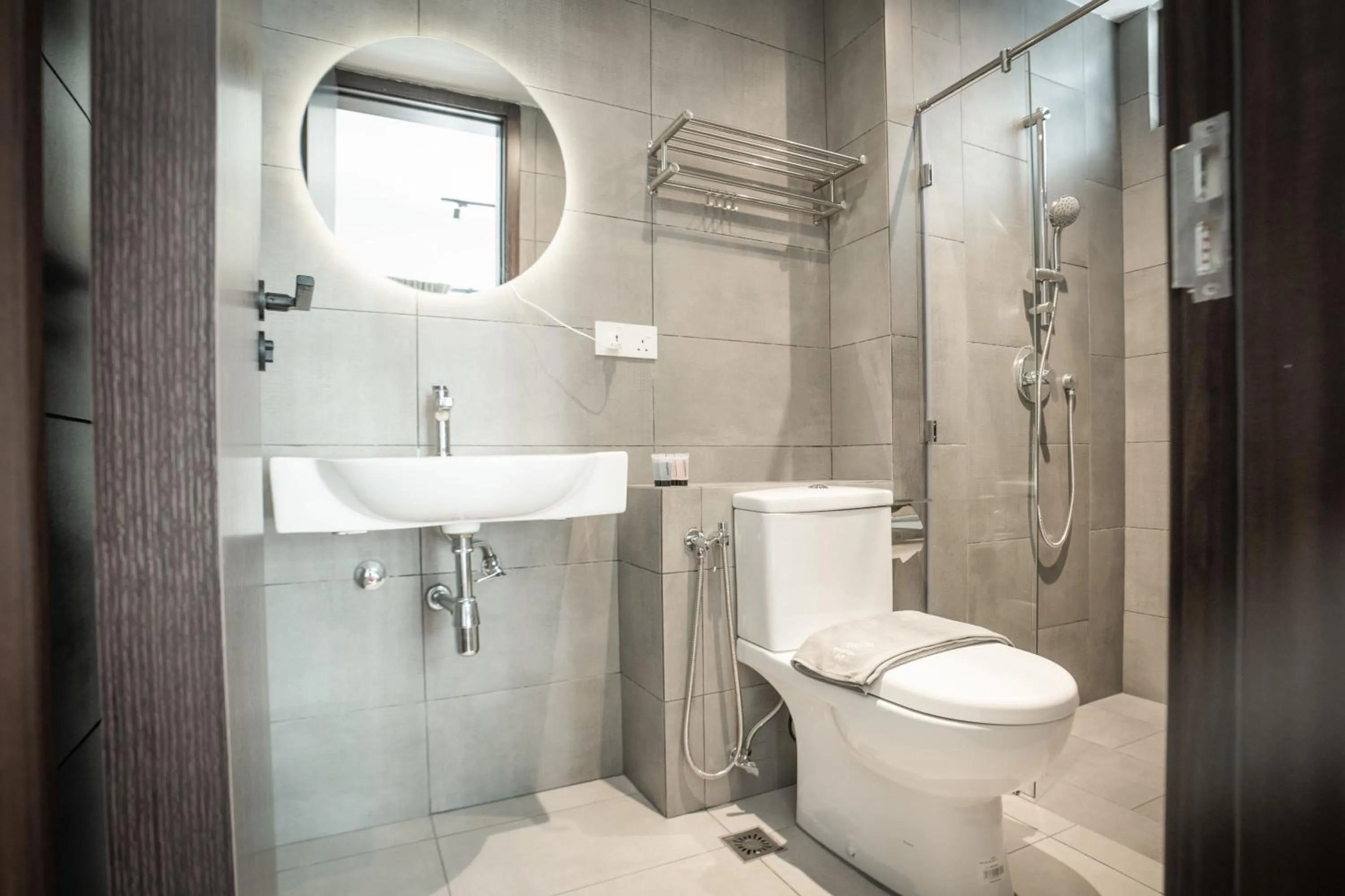 Shower in K Avenue by Pinstay