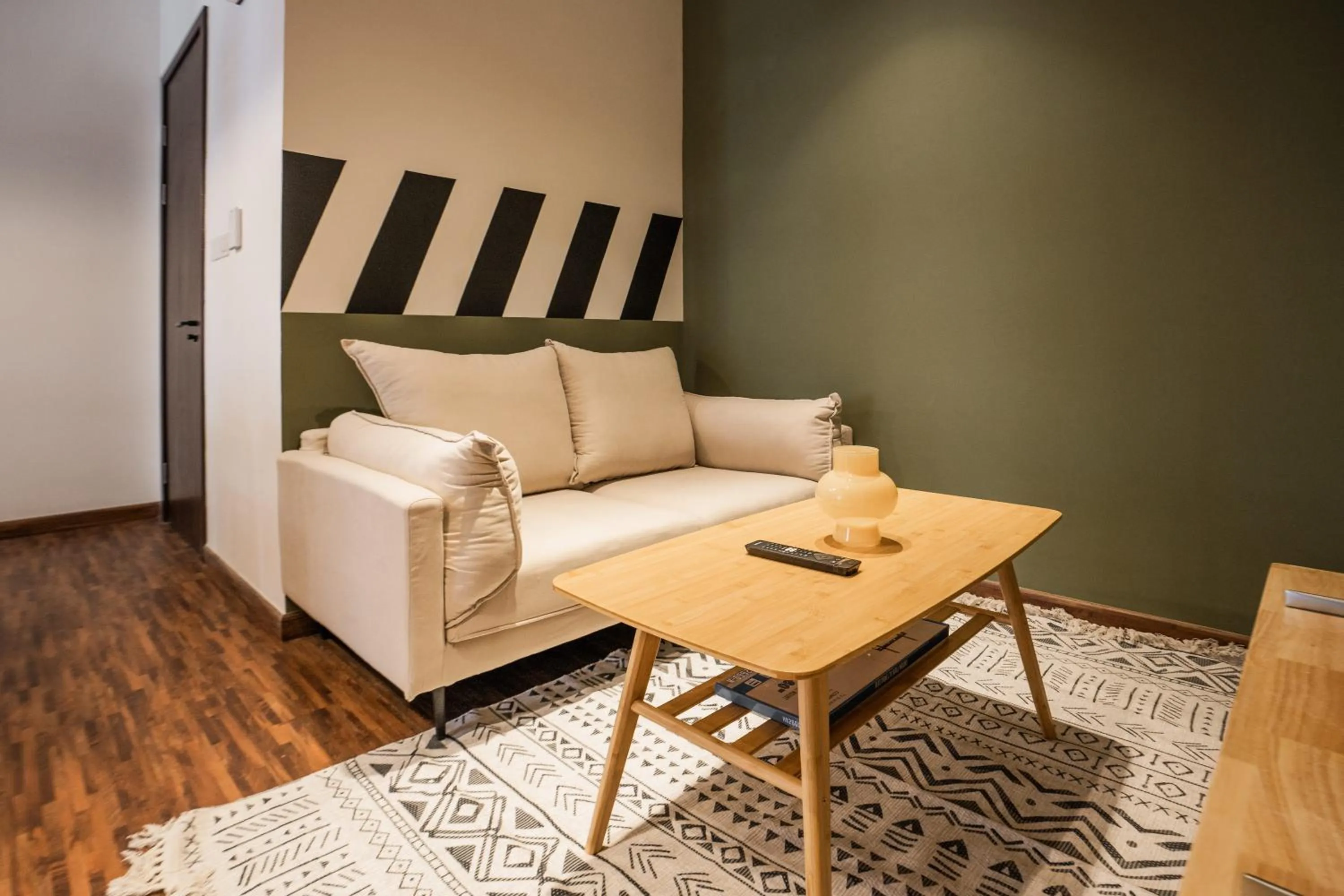 Living room in K Avenue by Pinstay