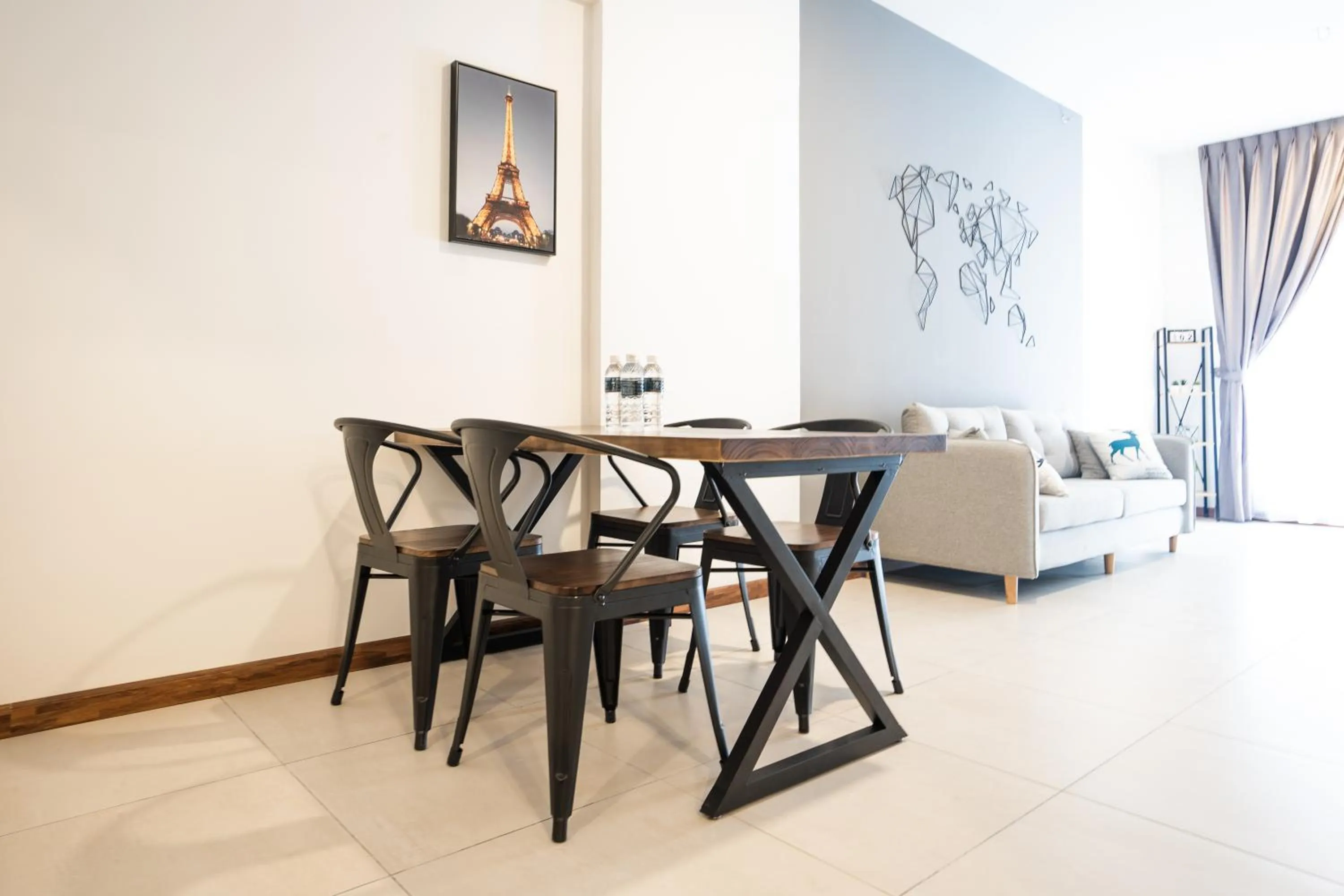 Living room in K Avenue by Pinstay