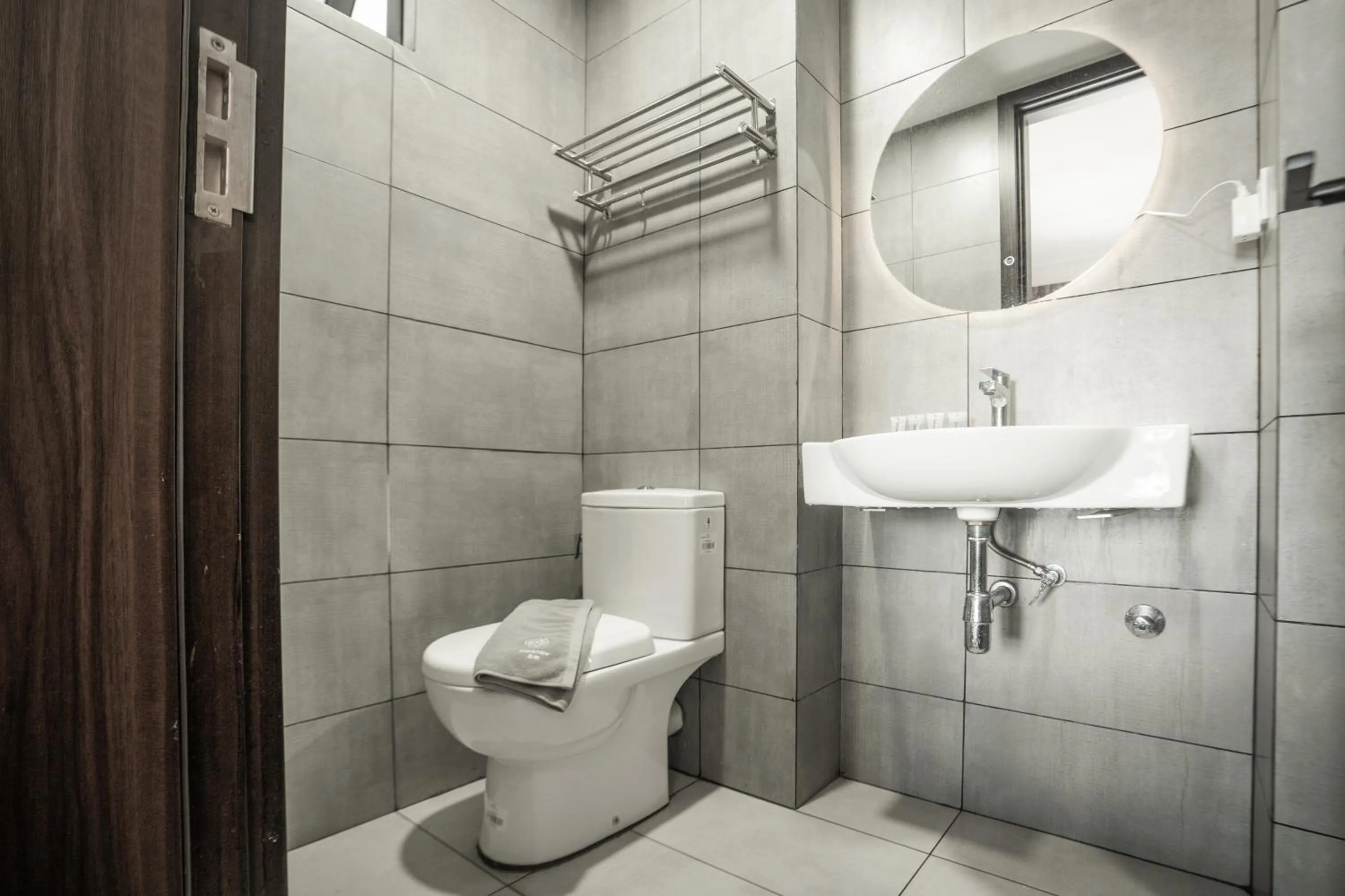 Toilet in K Avenue by Pinstay