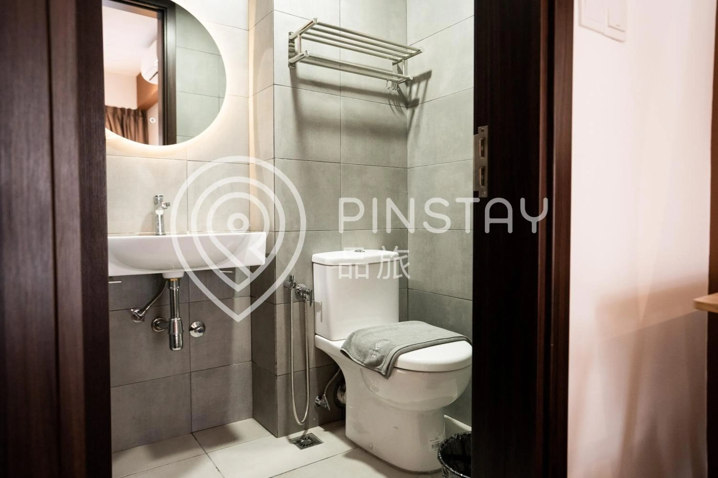 Toilet in K Avenue by Pinstay