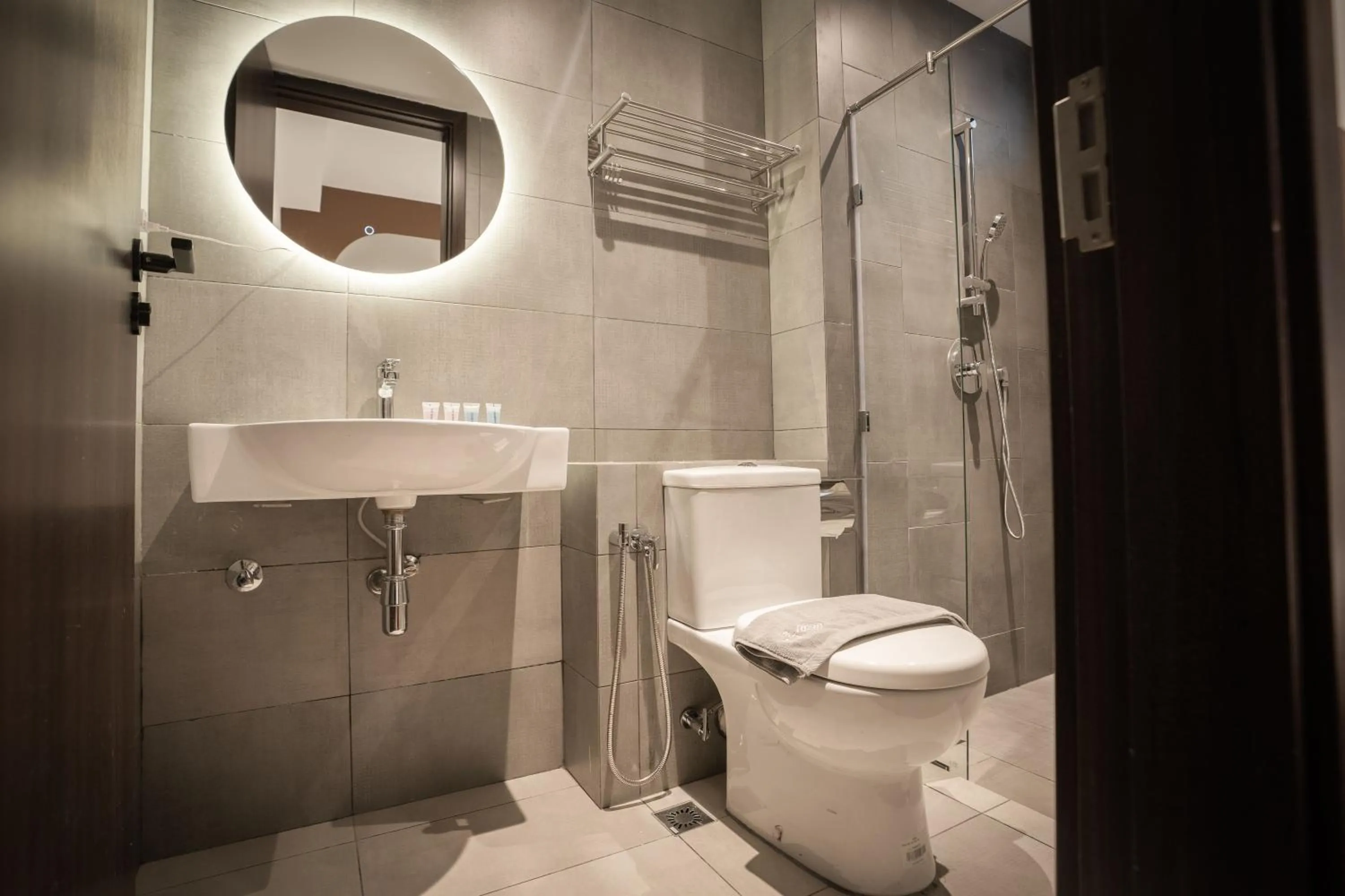 Shower in K Avenue by Pinstay