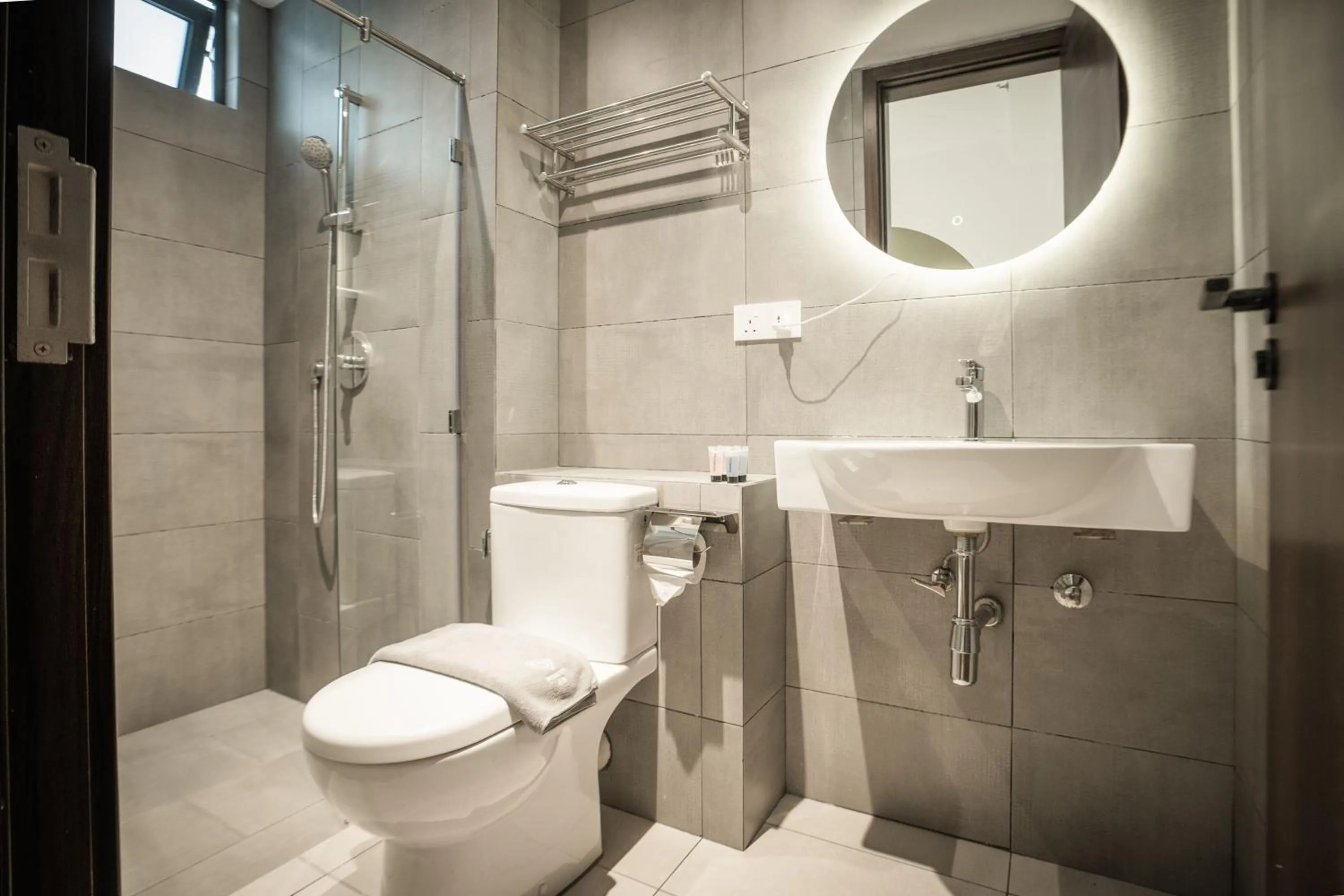 Shower in K Avenue by Pinstay