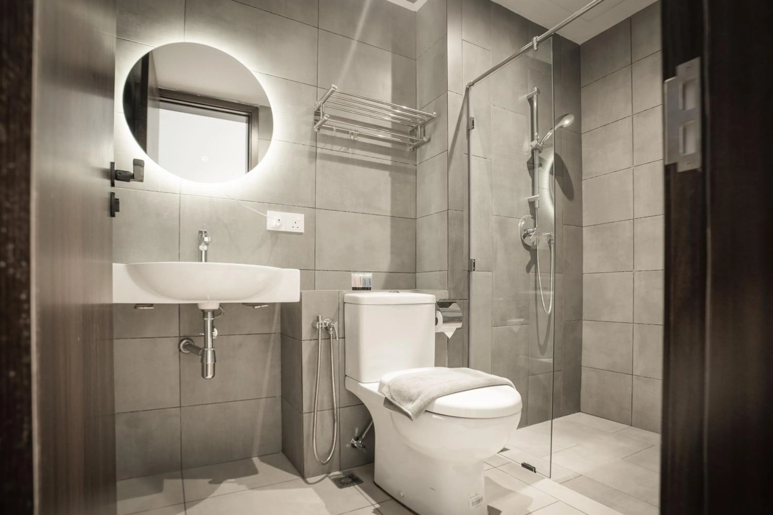 Shower in K Avenue by Pinstay