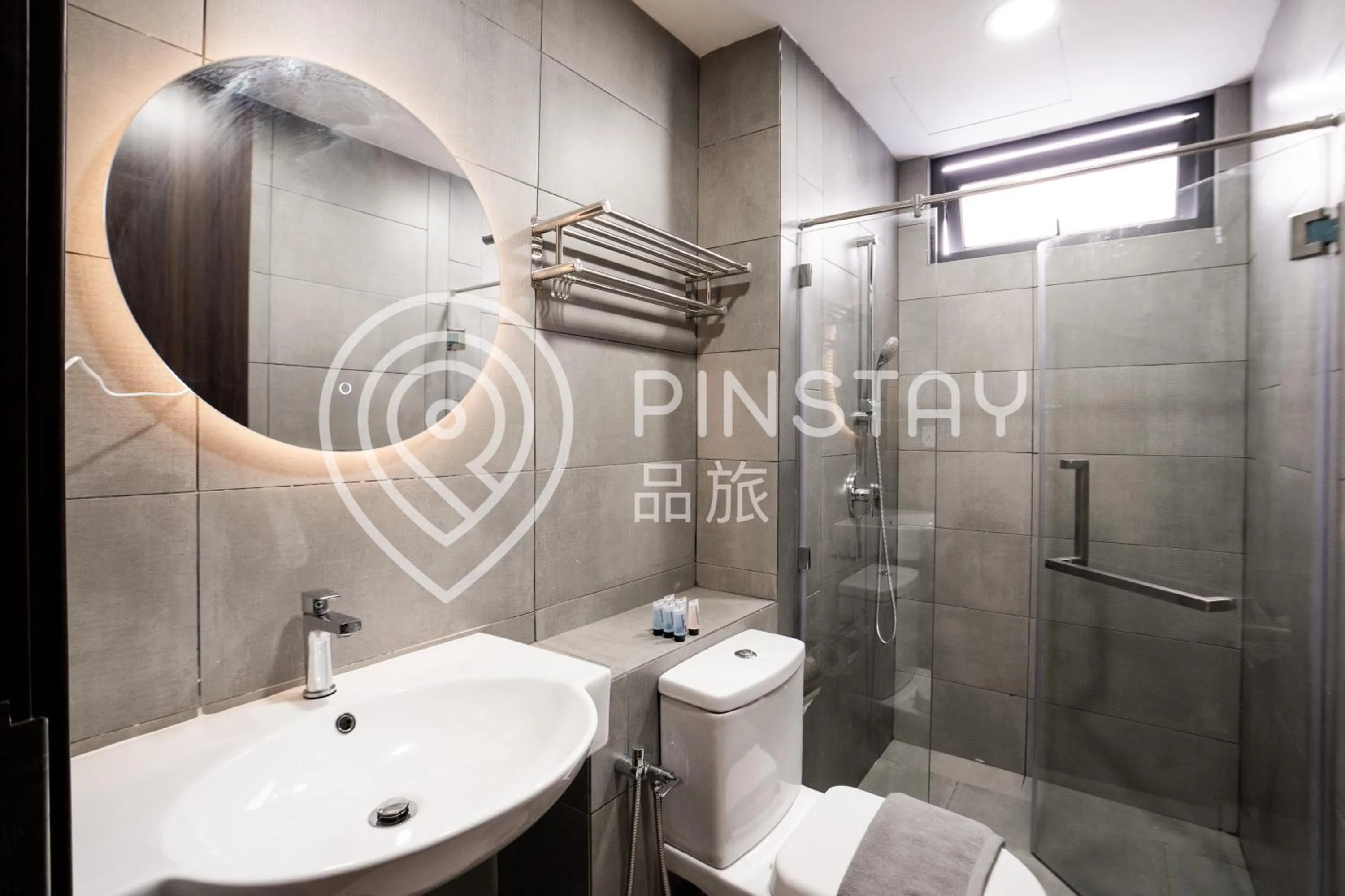 Toilet in K Avenue by Pinstay