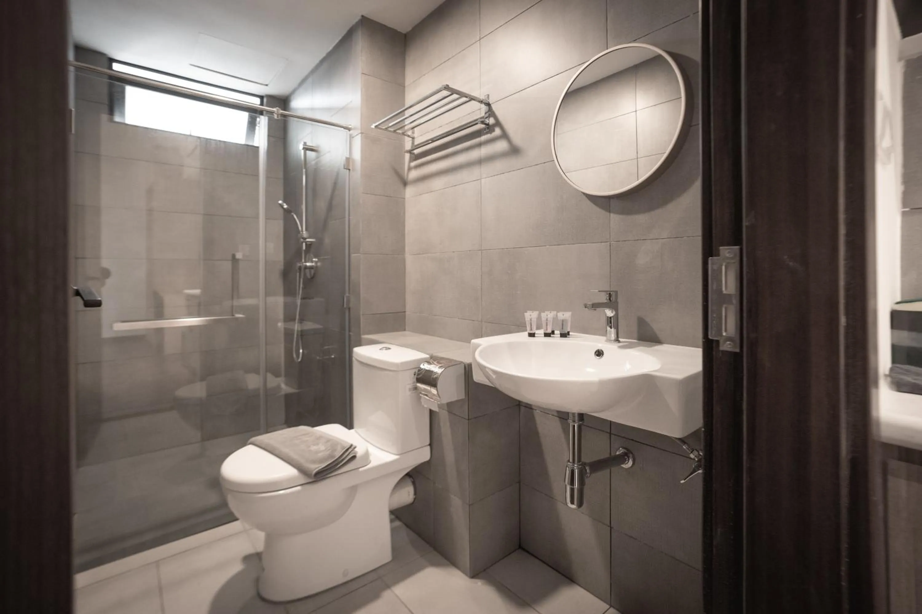 Toilet in K Avenue by Pinstay