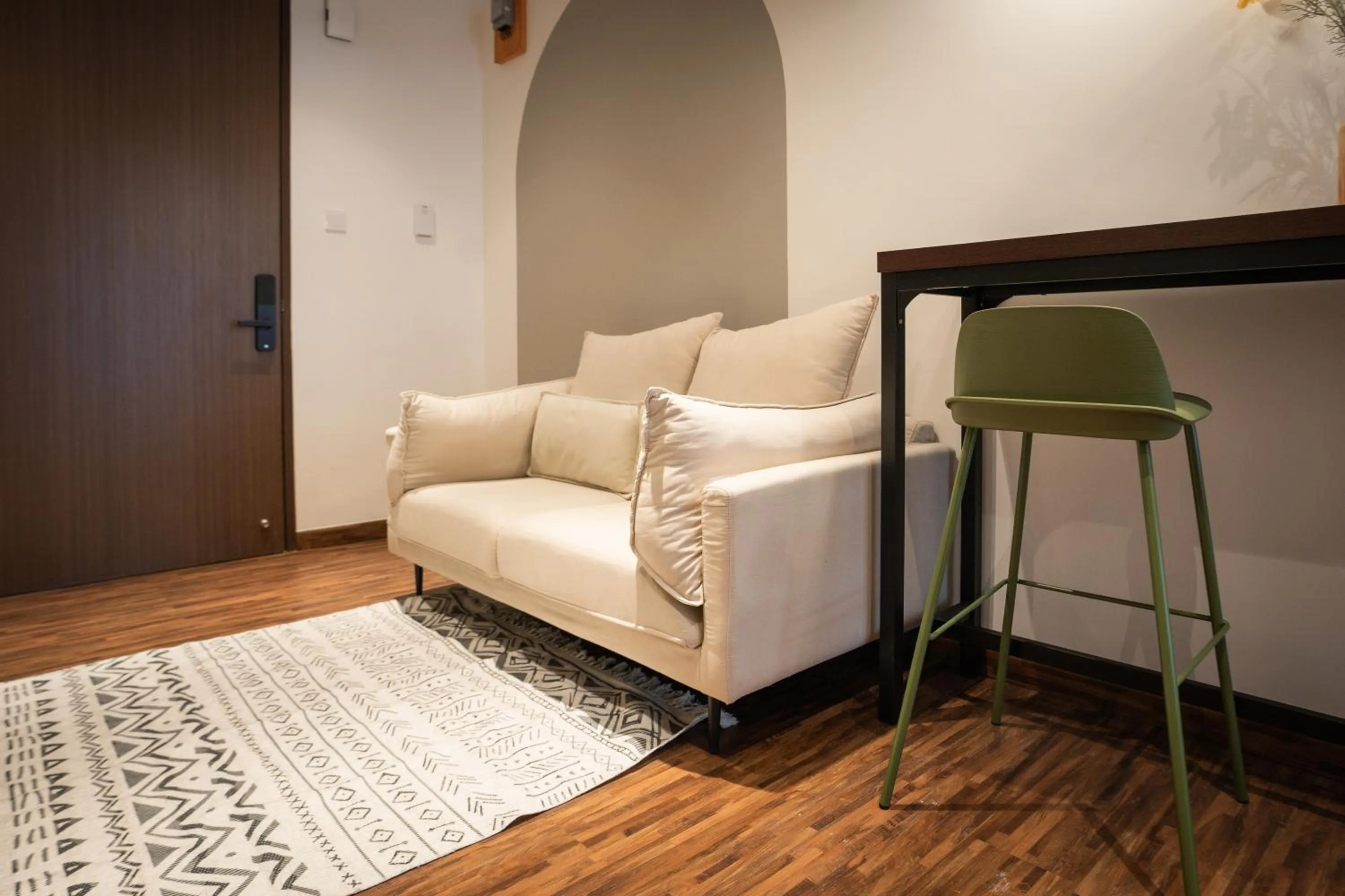 Living room in K Avenue by Pinstay