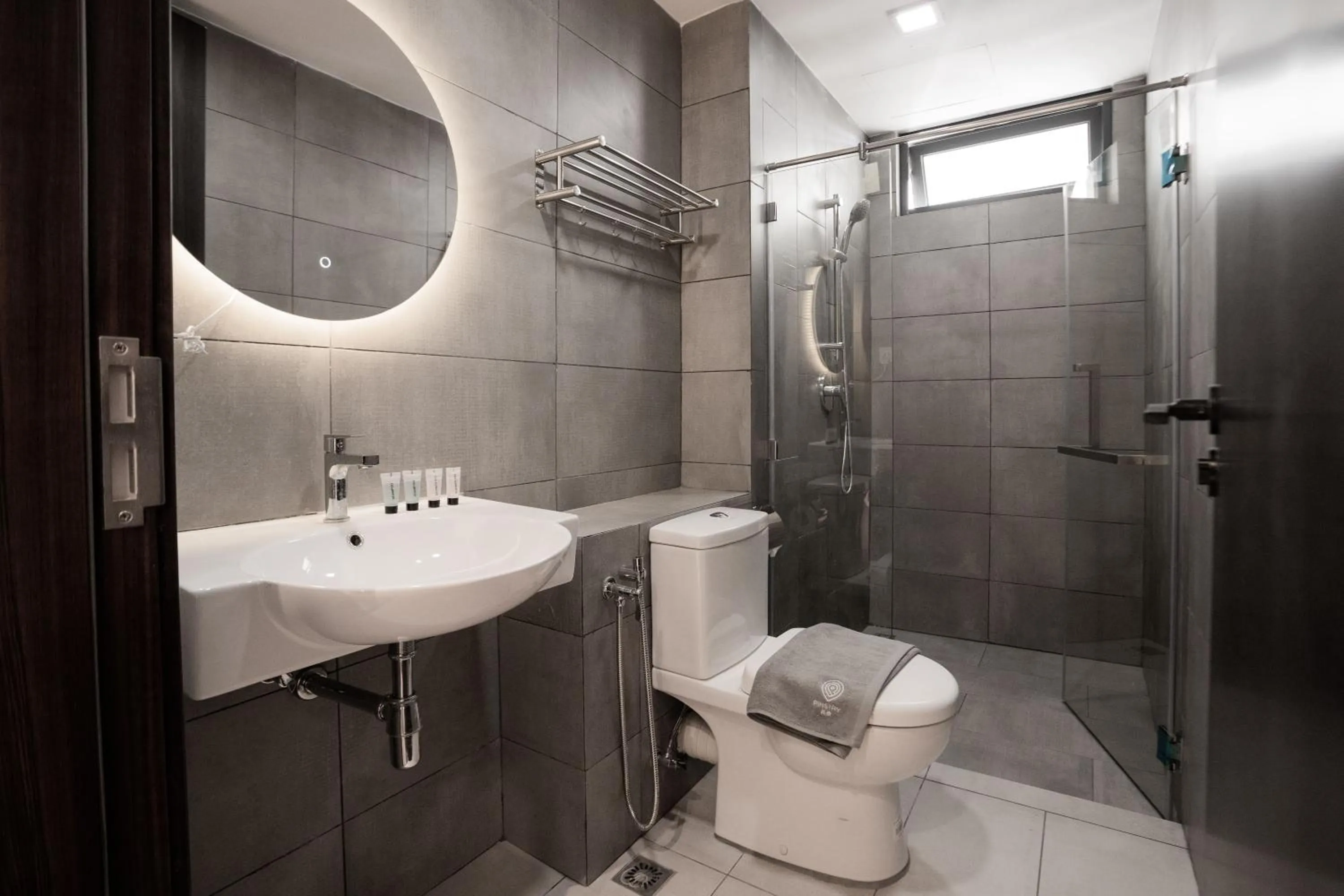 Toilet in K Avenue by Pinstay