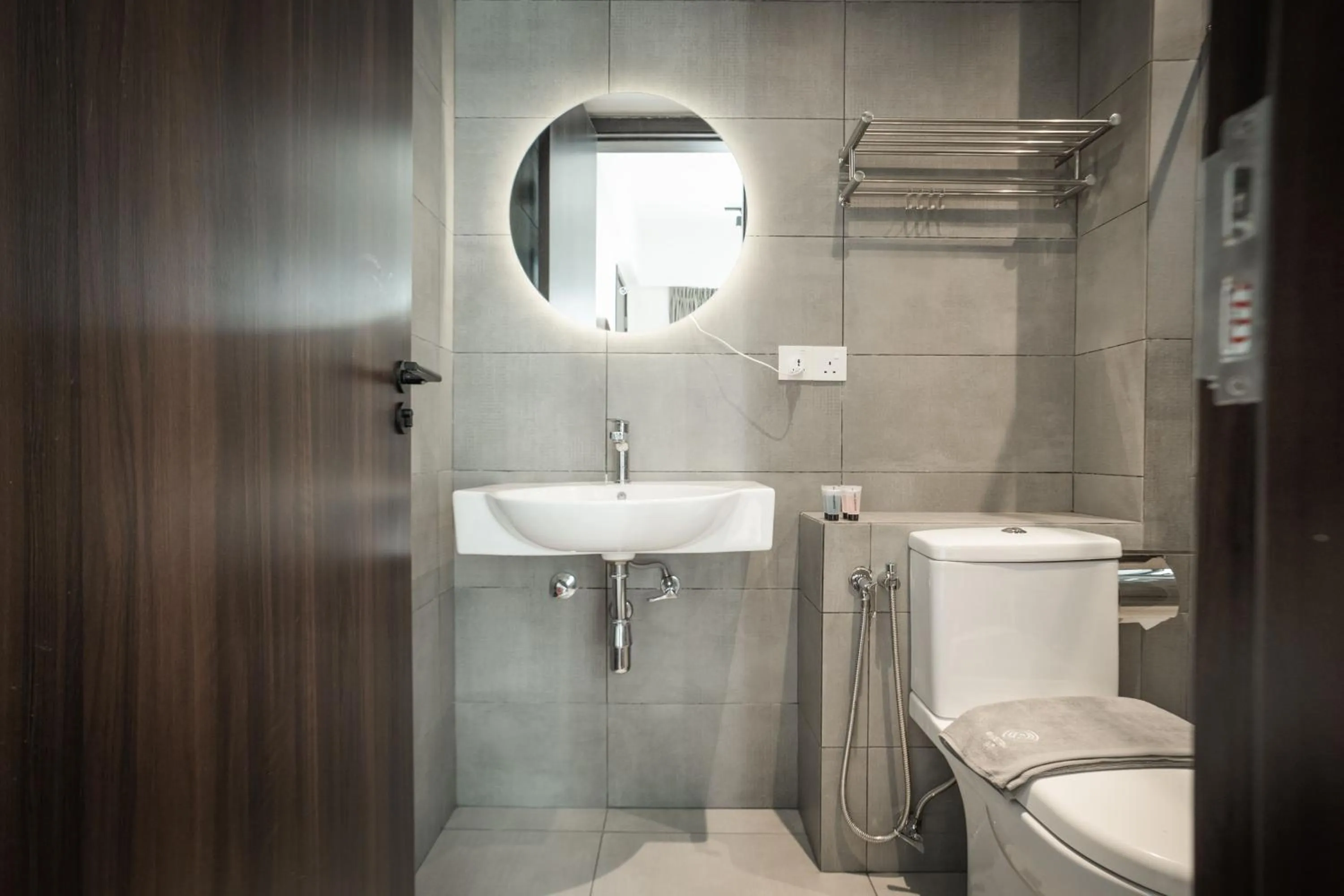 Shower in K Avenue by Pinstay