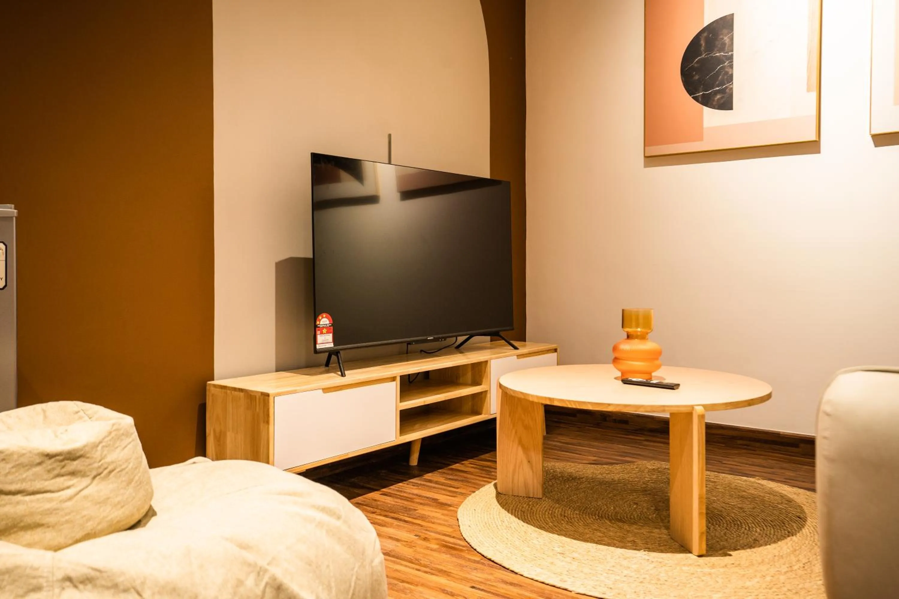 Living room in K Avenue by Pinstay