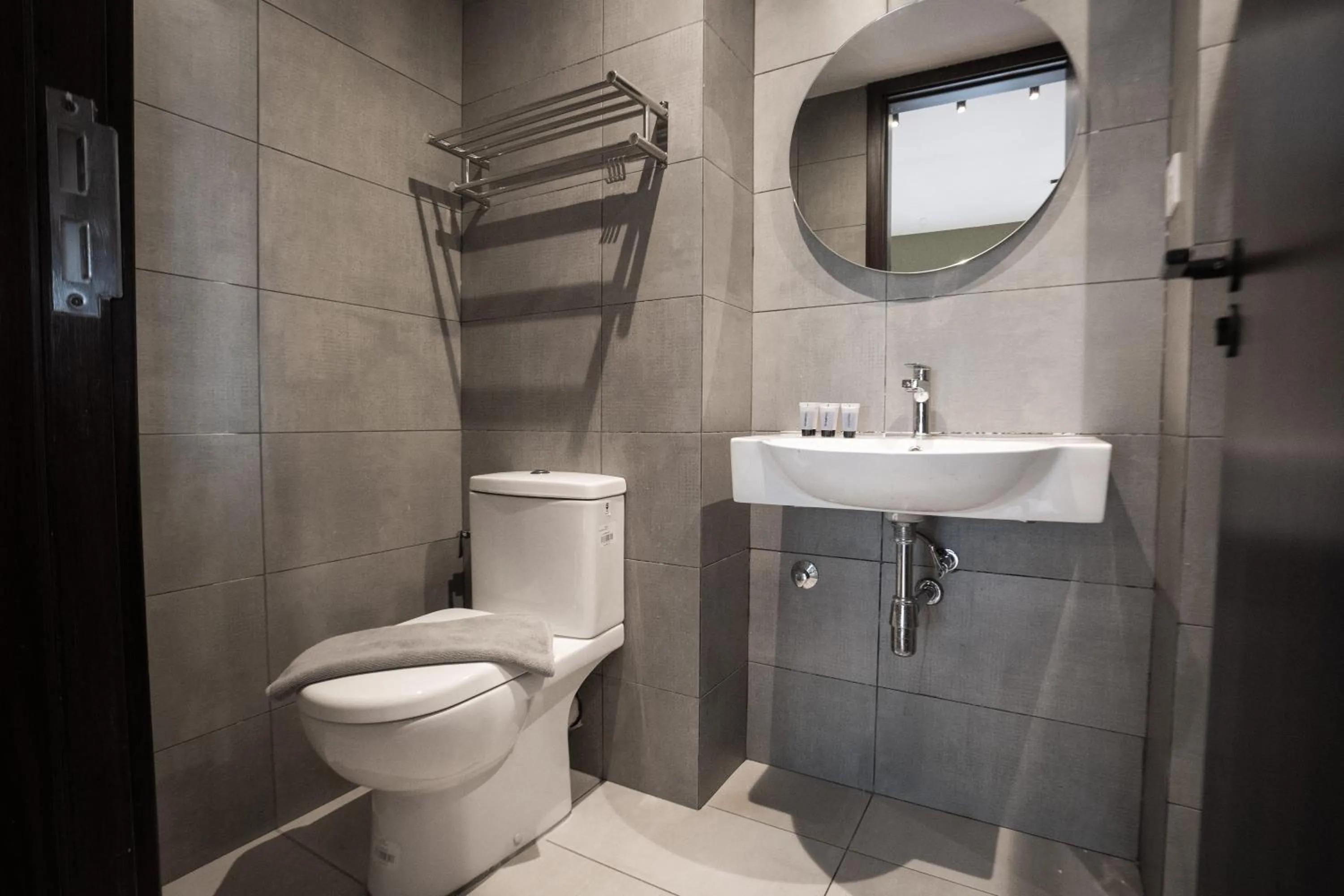 Toilet in K Avenue by Pinstay