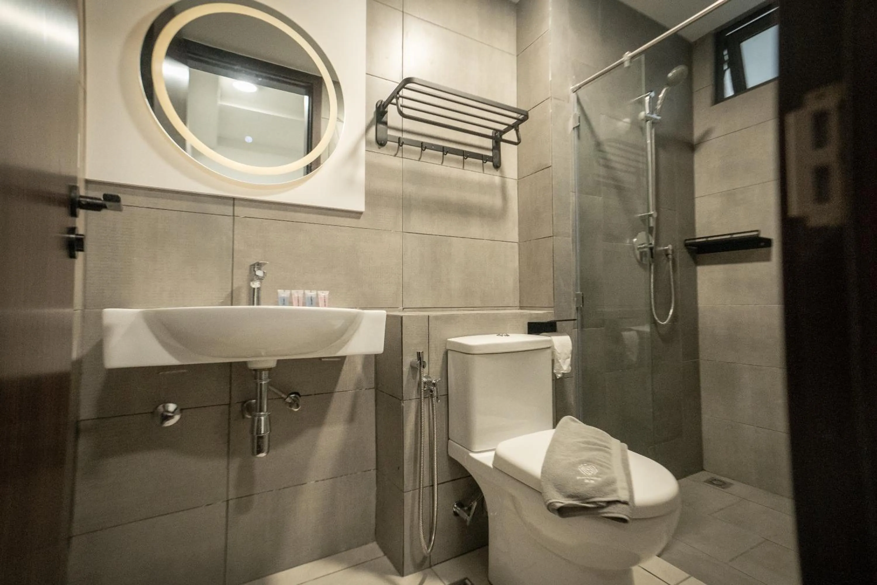 Bathroom in K Avenue by Pinstay