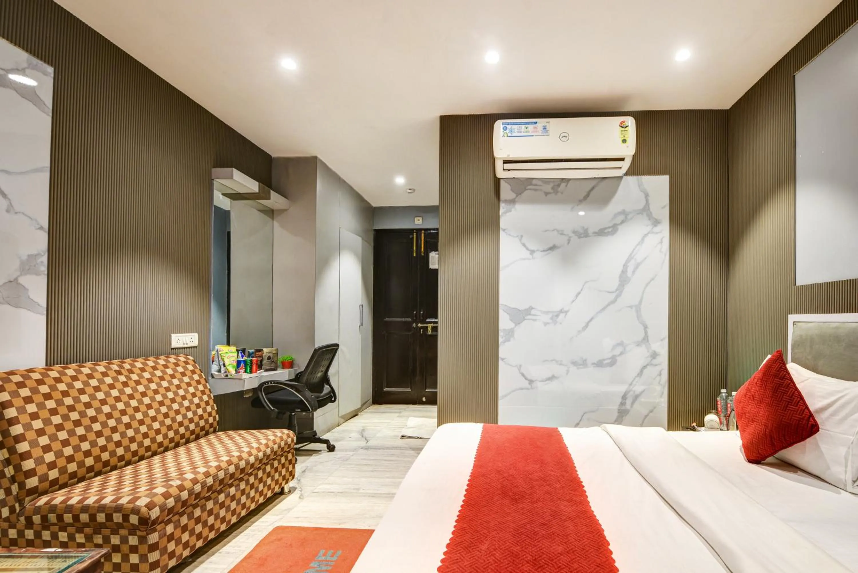 Bed in Hotel Heritage Home -3 Mins Walk from Metro And 5 Mins from Rail Station