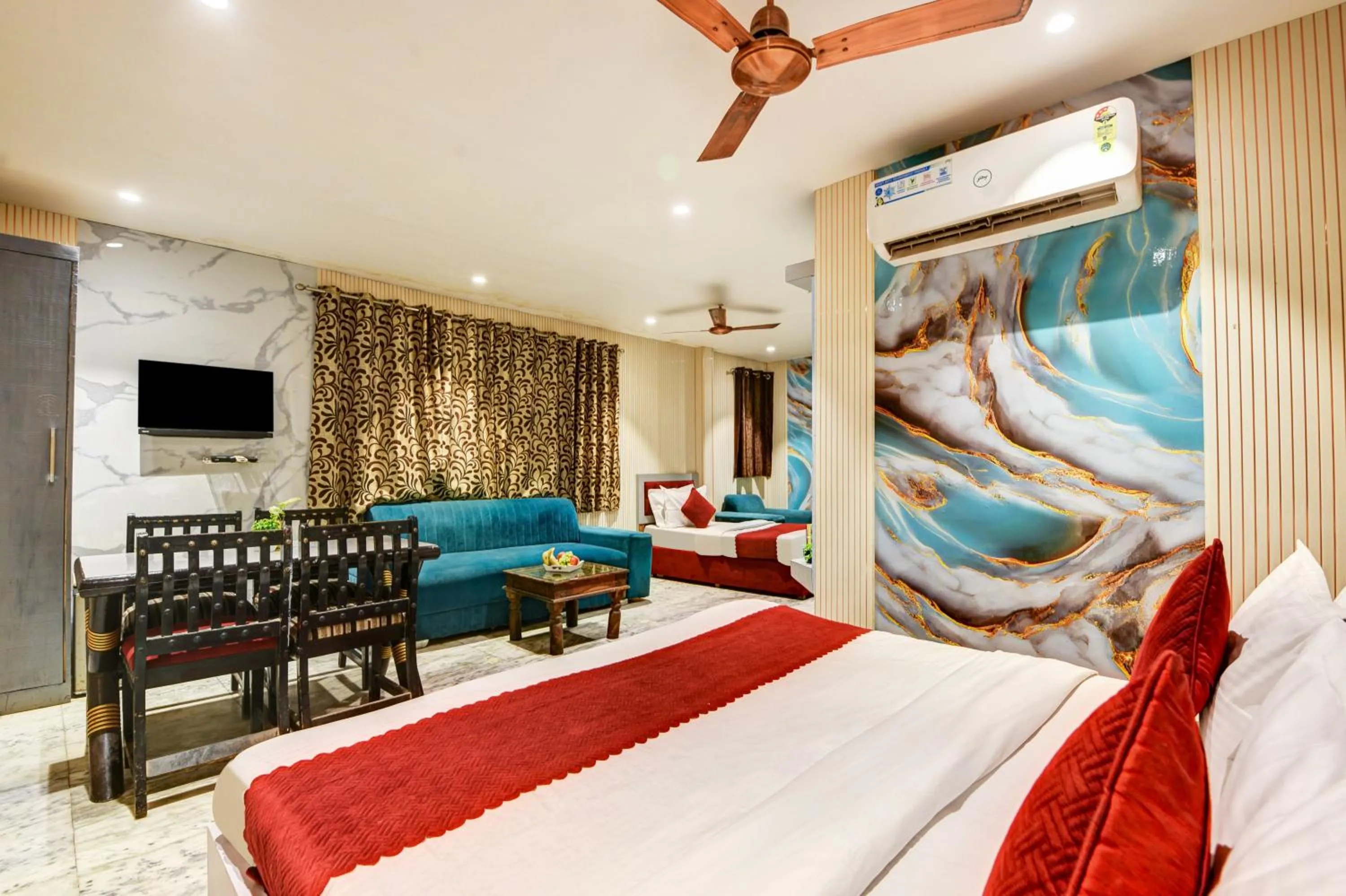 Bed in Hotel Heritage Home -3 Mins Walk from Metro And 5 Mins from Rail Station